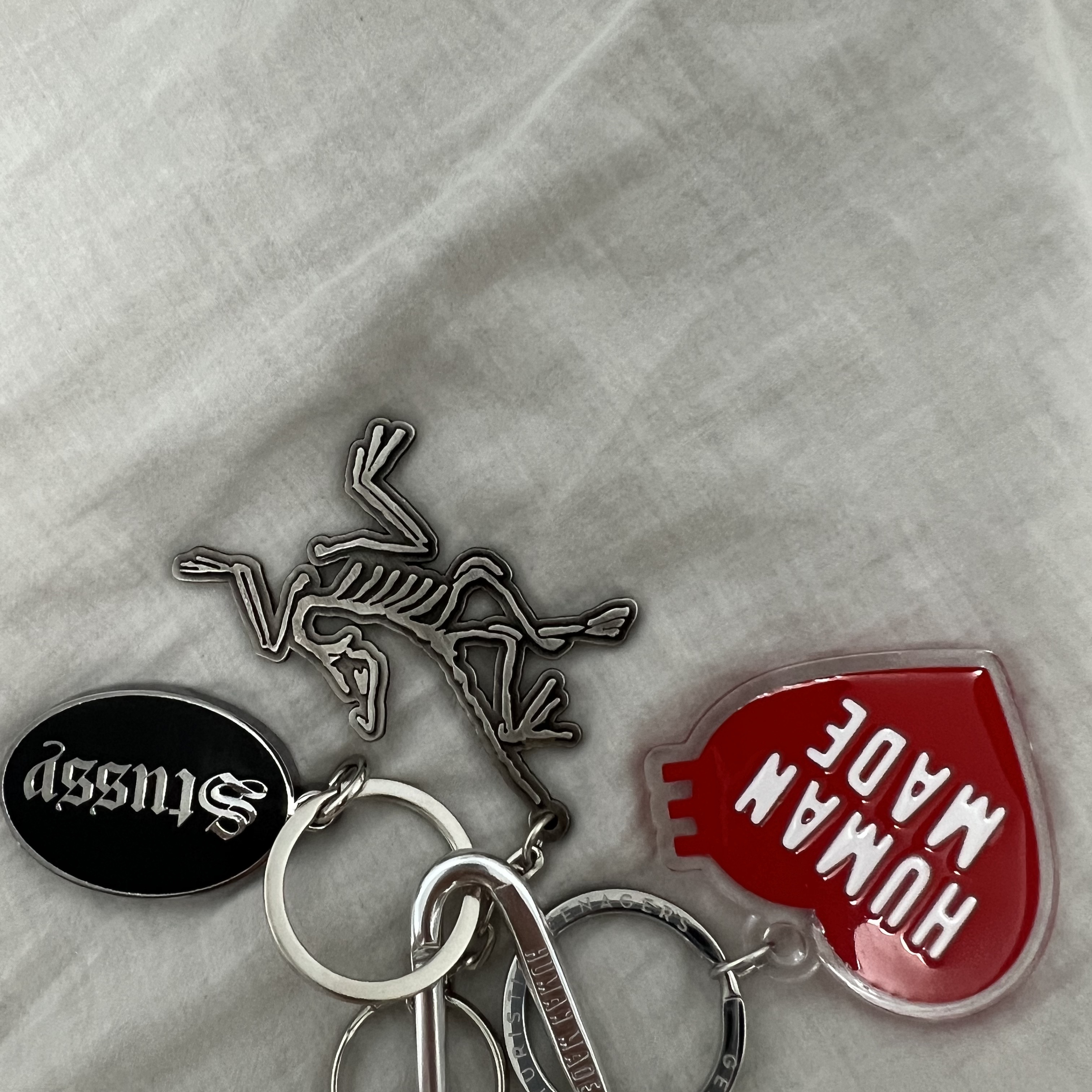 Arc'teryx Keyring Metal, Human Made Heart Keyring Red 착용 스타일