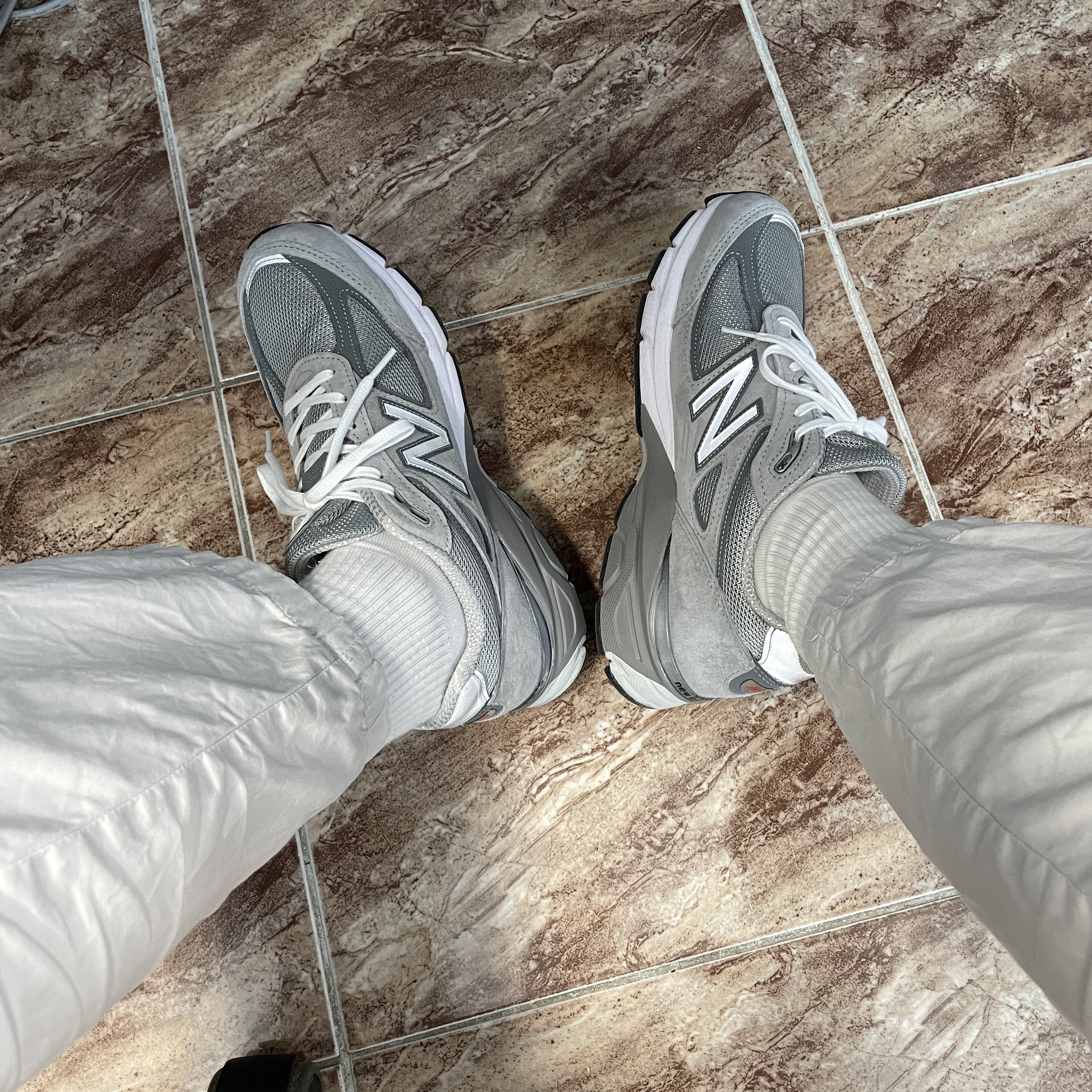 New Balance 990v4 Made in USA Grey Silver 착용 스타일 - 5