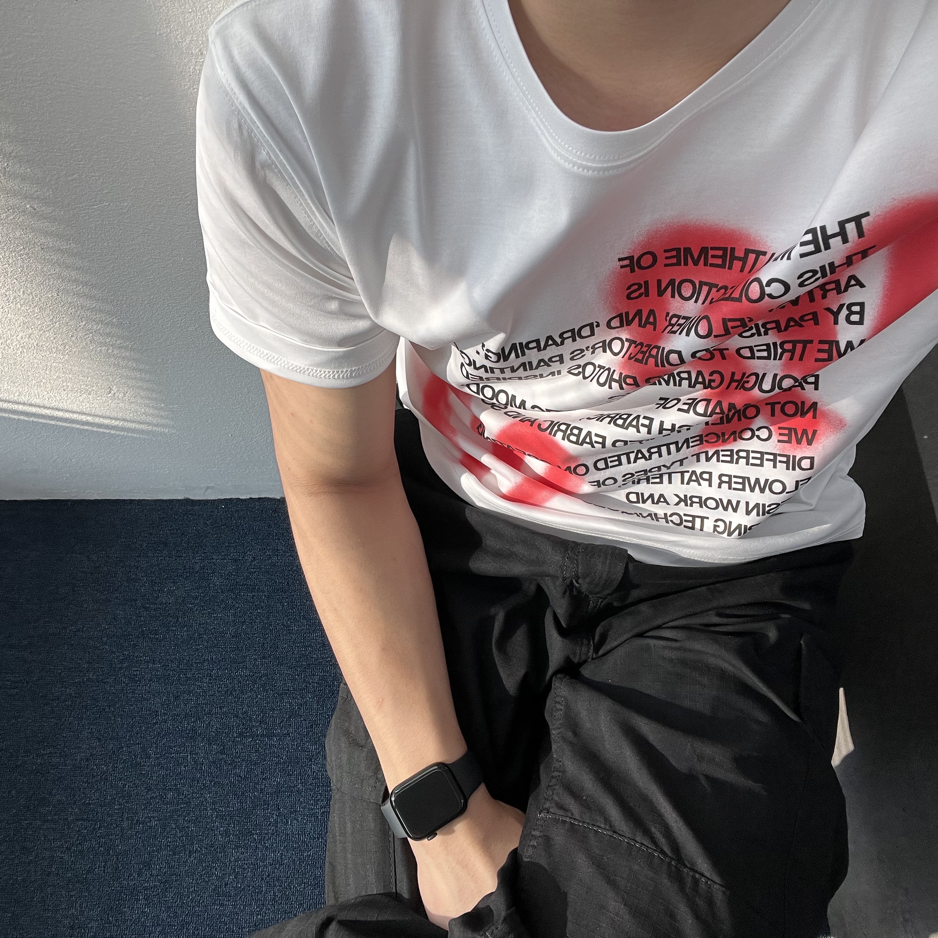 The Museum Visitor Heart Sprayed T-Shirt White 착용 스타일 - 1