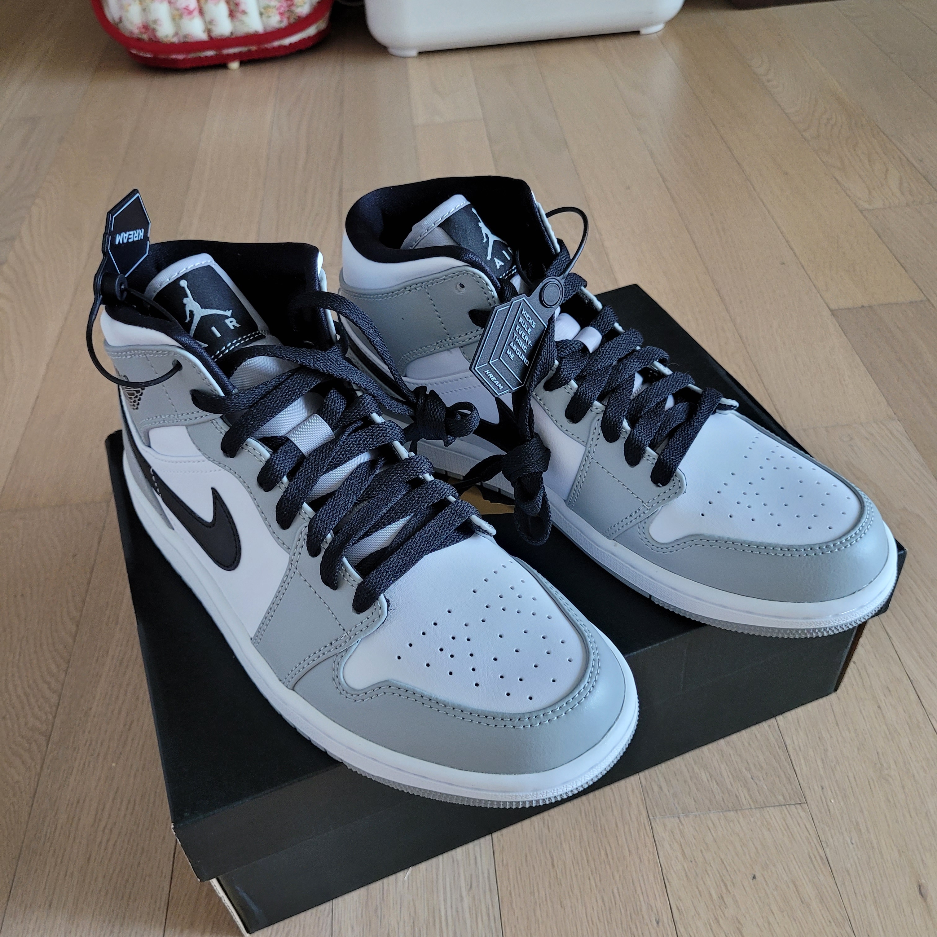 Jordan 1 Mid Light Smoke Grey 착용 스타일 - 2
