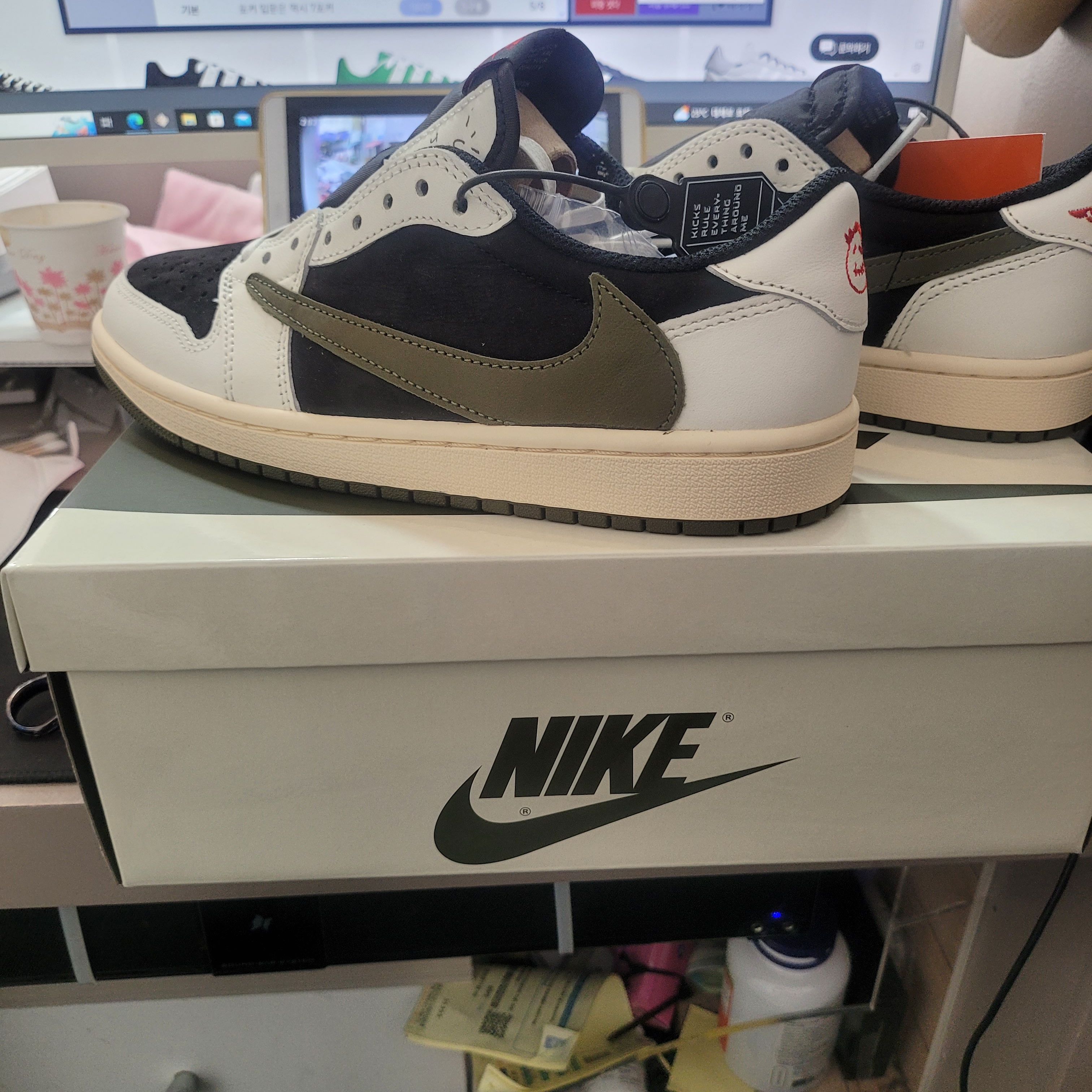(W) Jordan 1 x Travis Scott Retro Low OG SP Medium Olive 착용 스타일 - 2