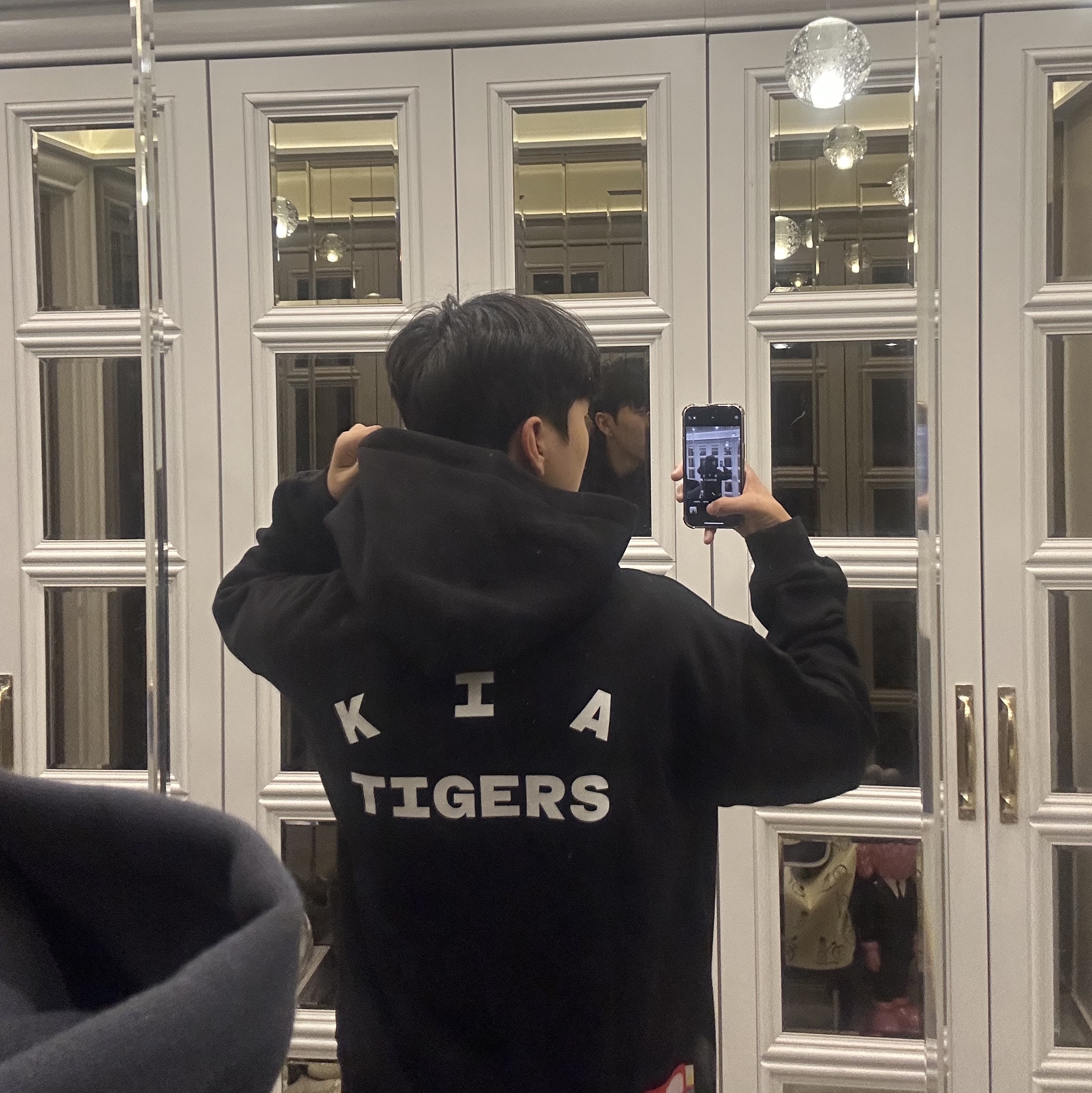 Kia Tigers x IAB Studio Brand Day Hoodie Black 착용 스타일
