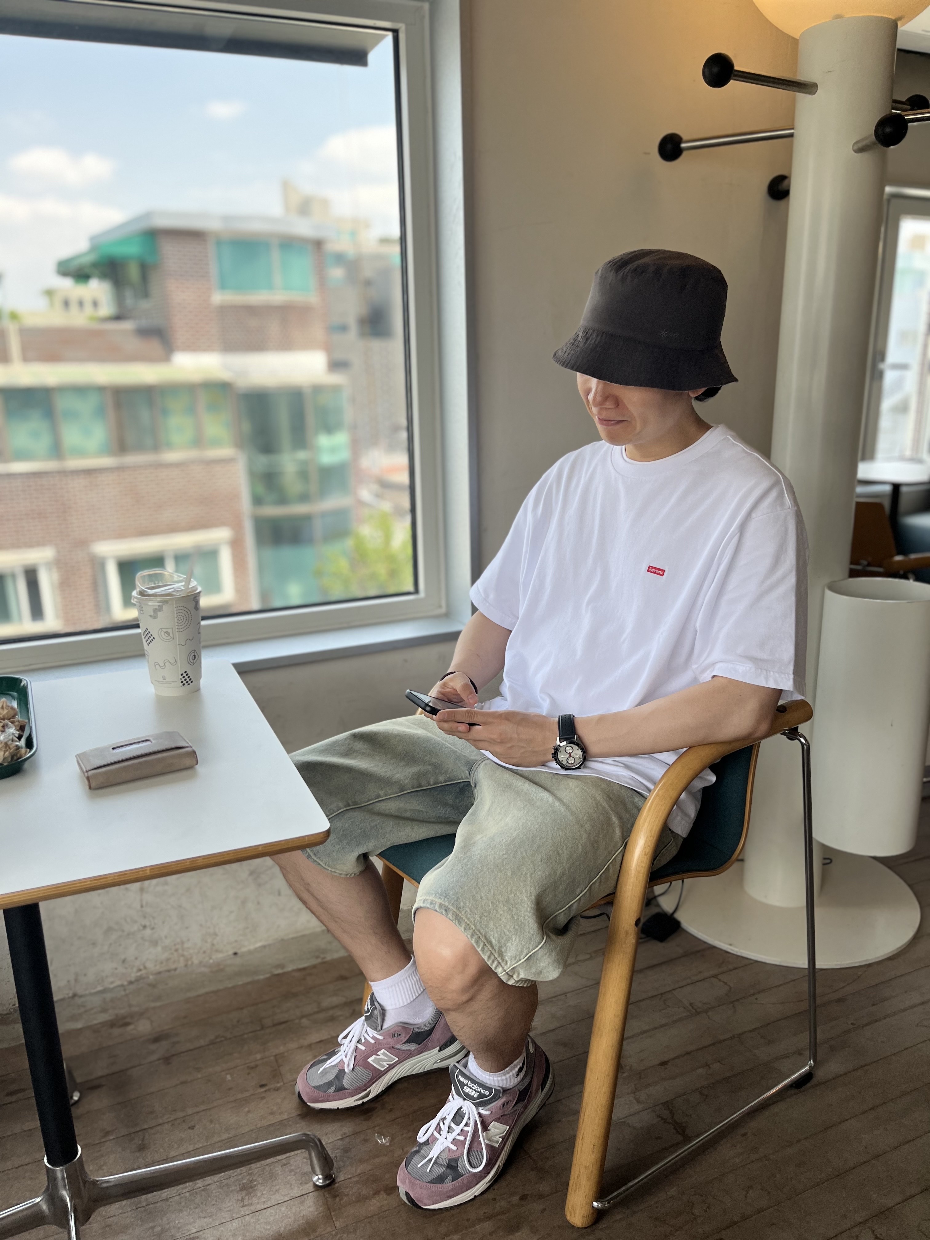 New Balance 991 Made in UK Pink Grey, Supreme Small Box T-Shirt White 착용 스타일