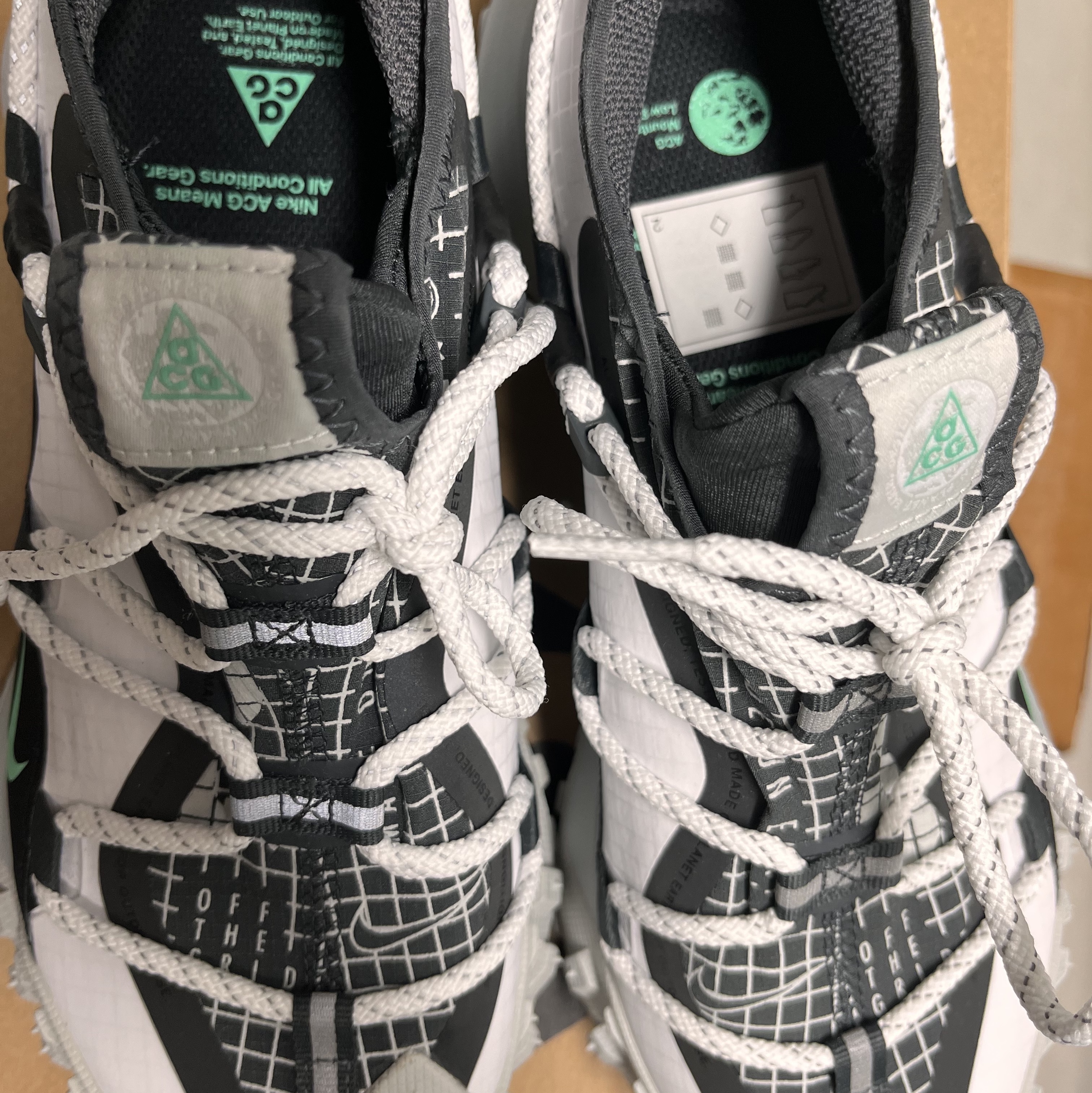 Nike ACG Mountain Fly Low SE White and Black 착용 스타일