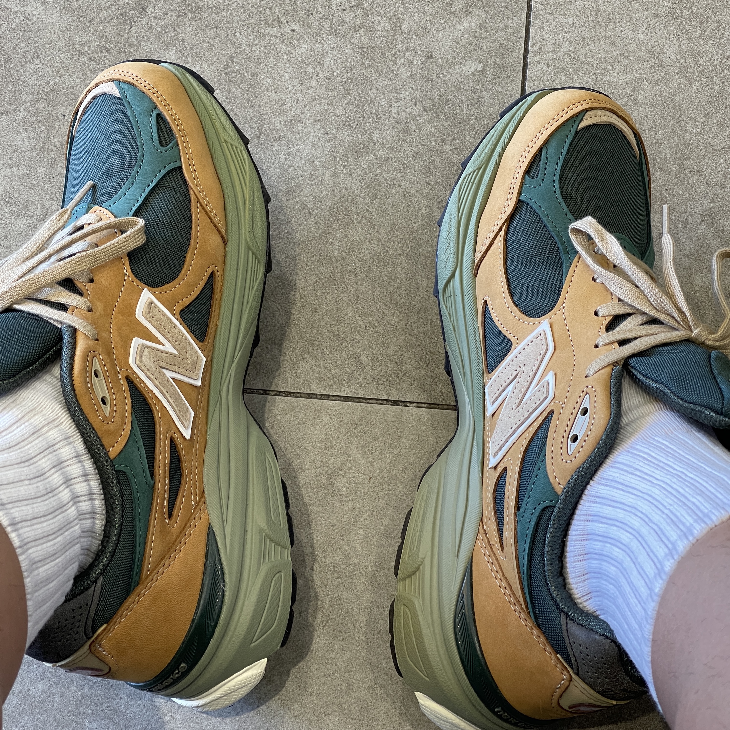 New Balance 990v3 Made in USA Tan Green 착용 스타일