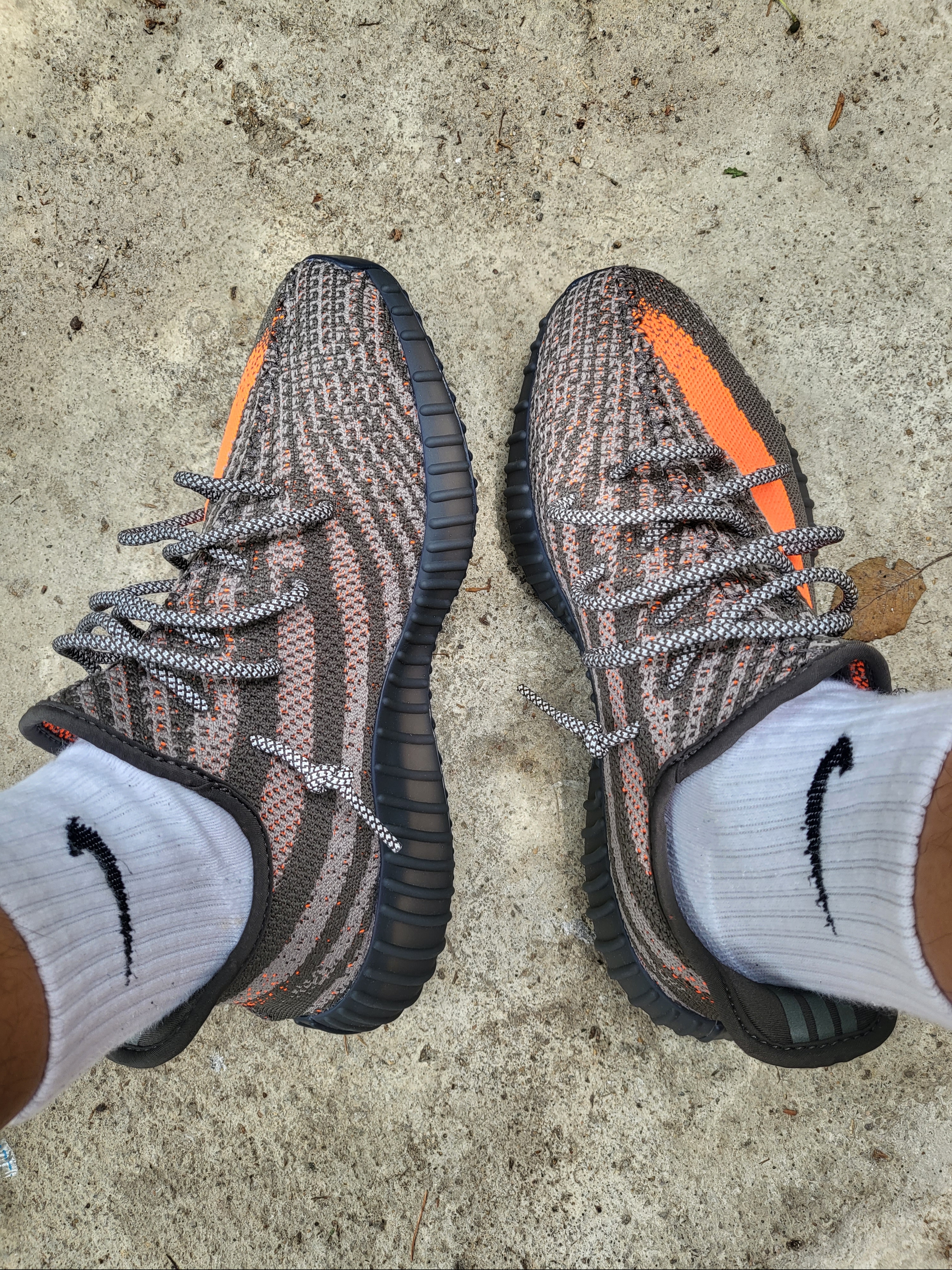 Adidas Yeezy Boost 350 V2 Carbon Beluga 착용 스타일
