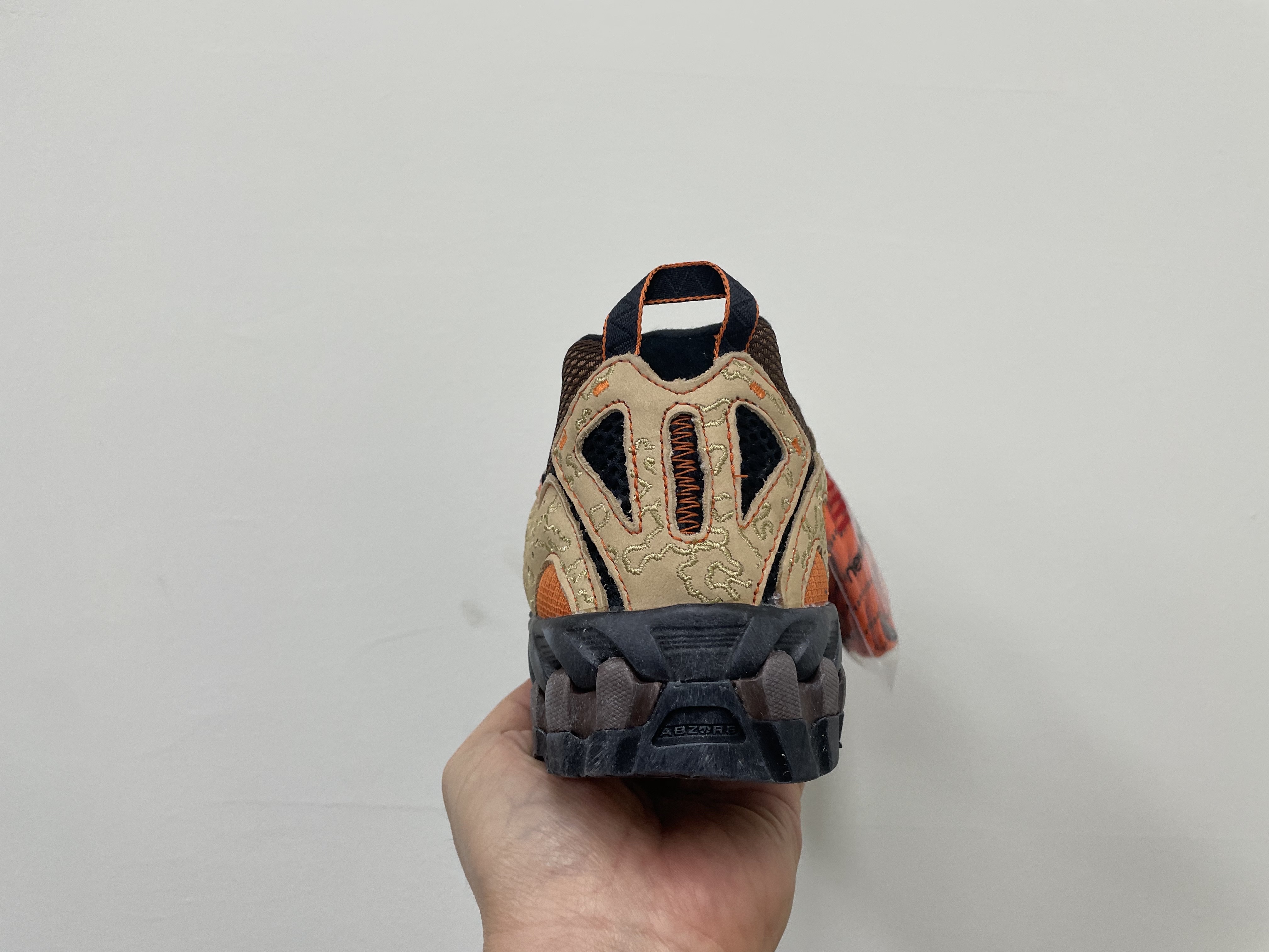 뉴발란스 x 조 프레쉬굿즈 비니스 더 서피스 610 릴 데저트 브라운 - D 스탠다드 착용 스타일 - 5
