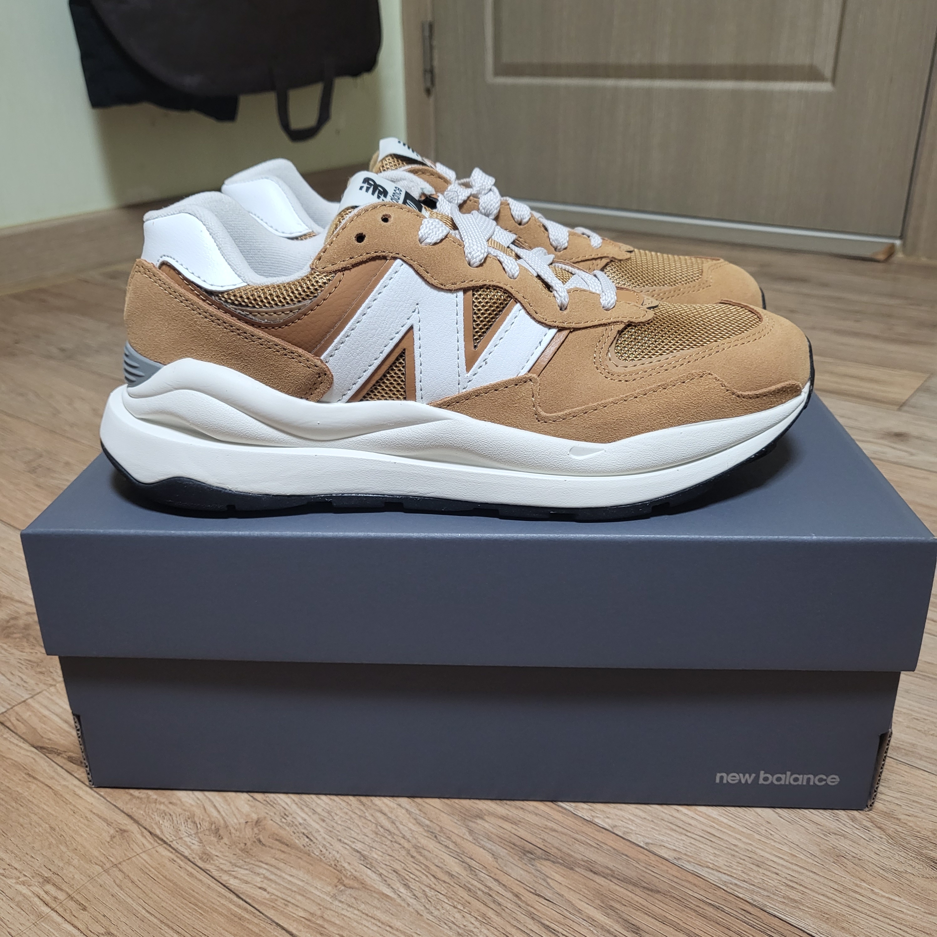 New Balance 5740 Brown 착용 스타일 - 1