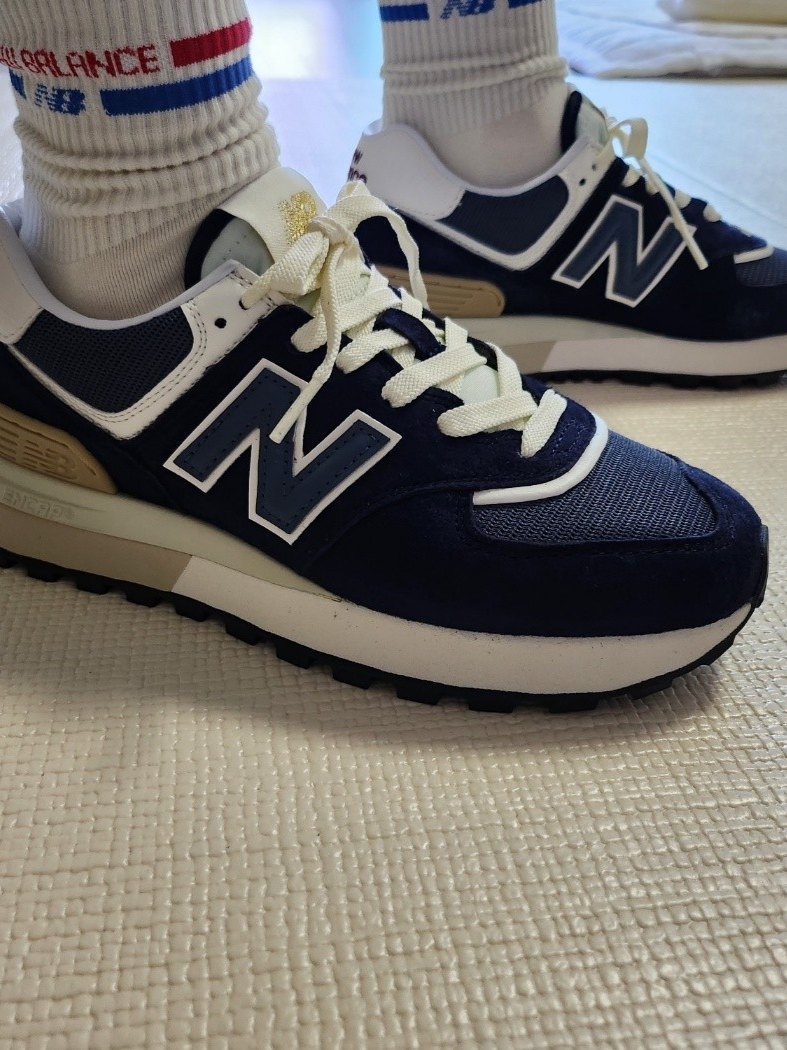 New Balance 574 Legacy Navy 착용 스타일 - 1