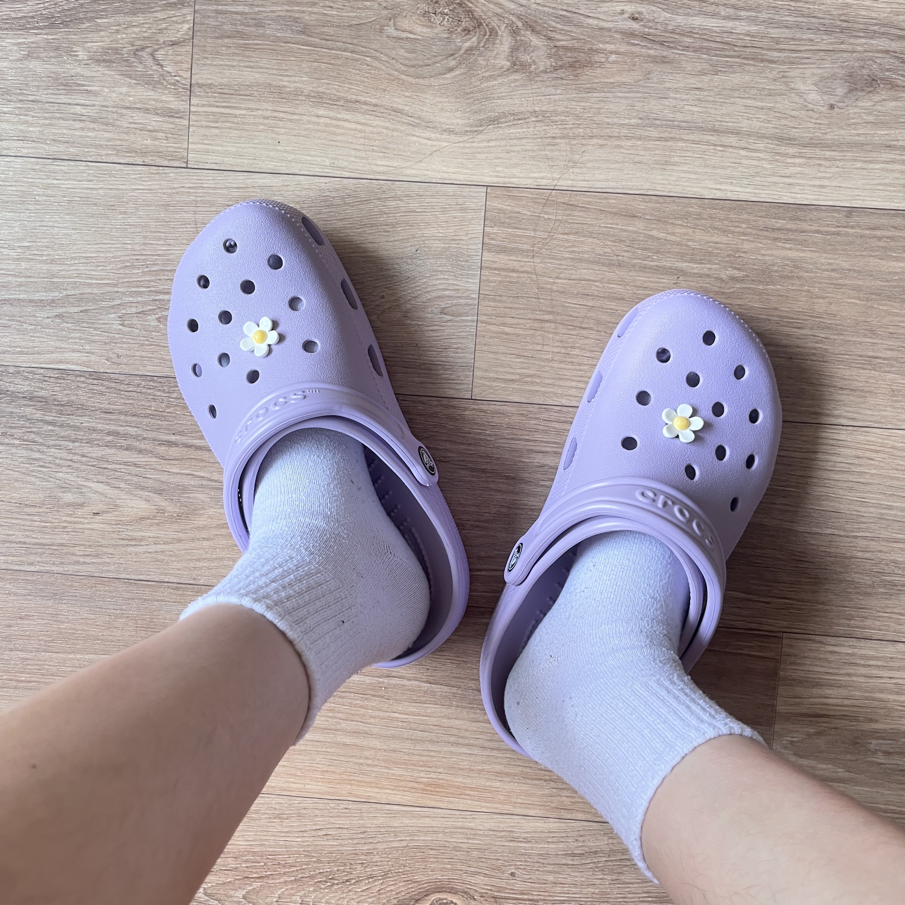 Crocs Classic Clog Lavender 착용 스타일 - 1