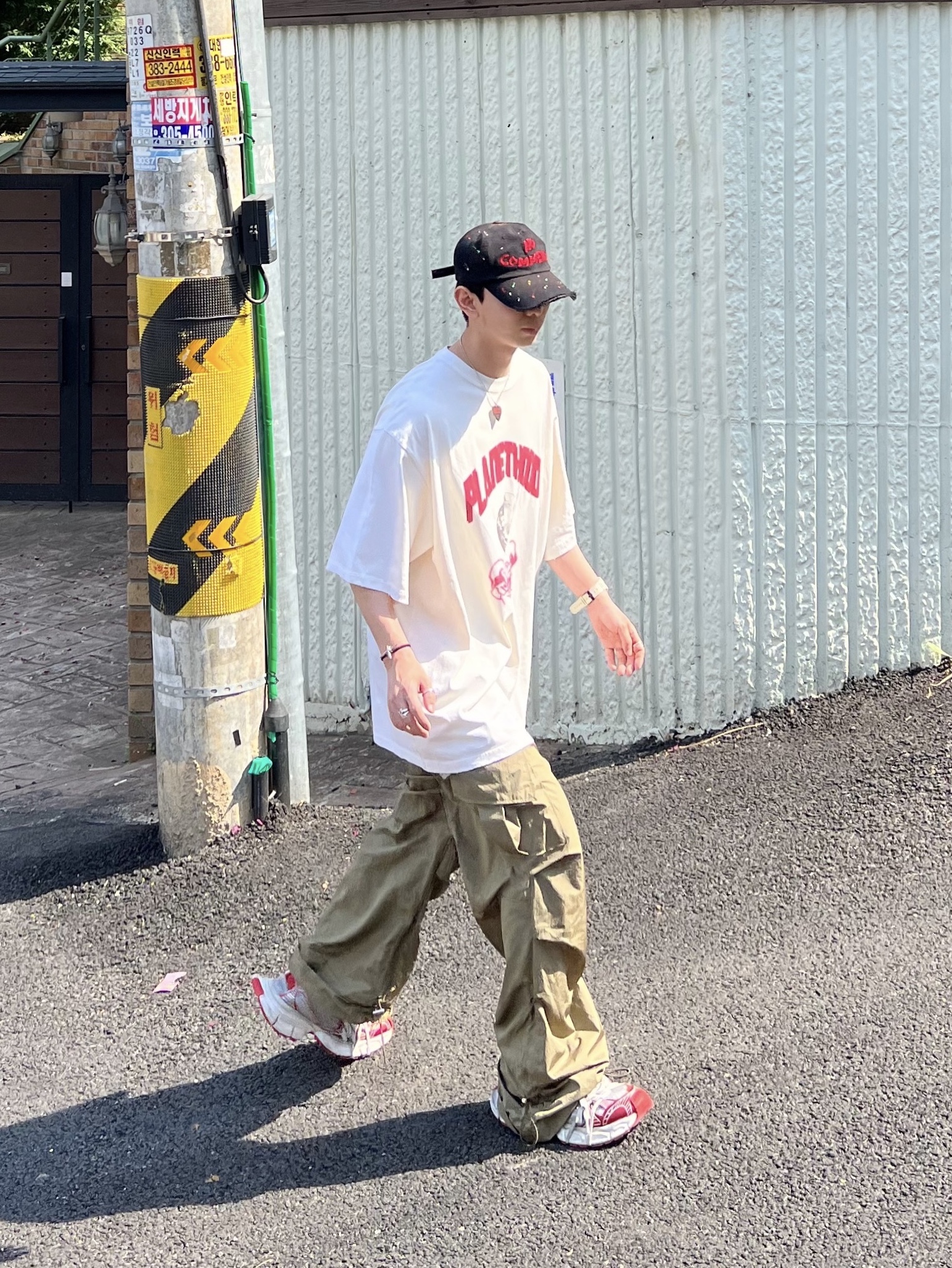 Balenciaga 3XL Sneakers White Red, Nos Couleurs No Comment Cap Black 착용 스타일 - 5