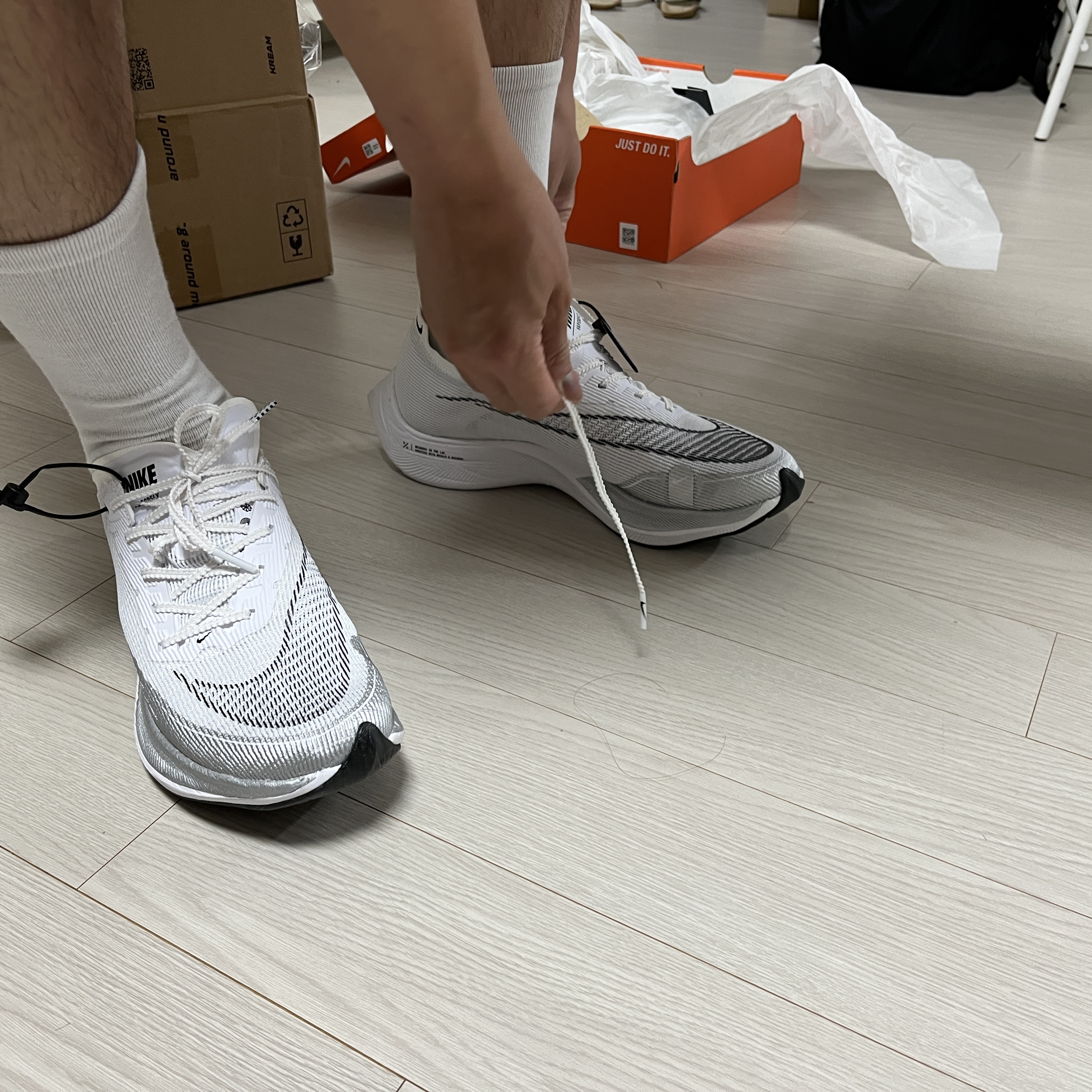 Nike ZoomX Vaporfly Next% 2 White Metallic Silver 착용 스타일 - 2