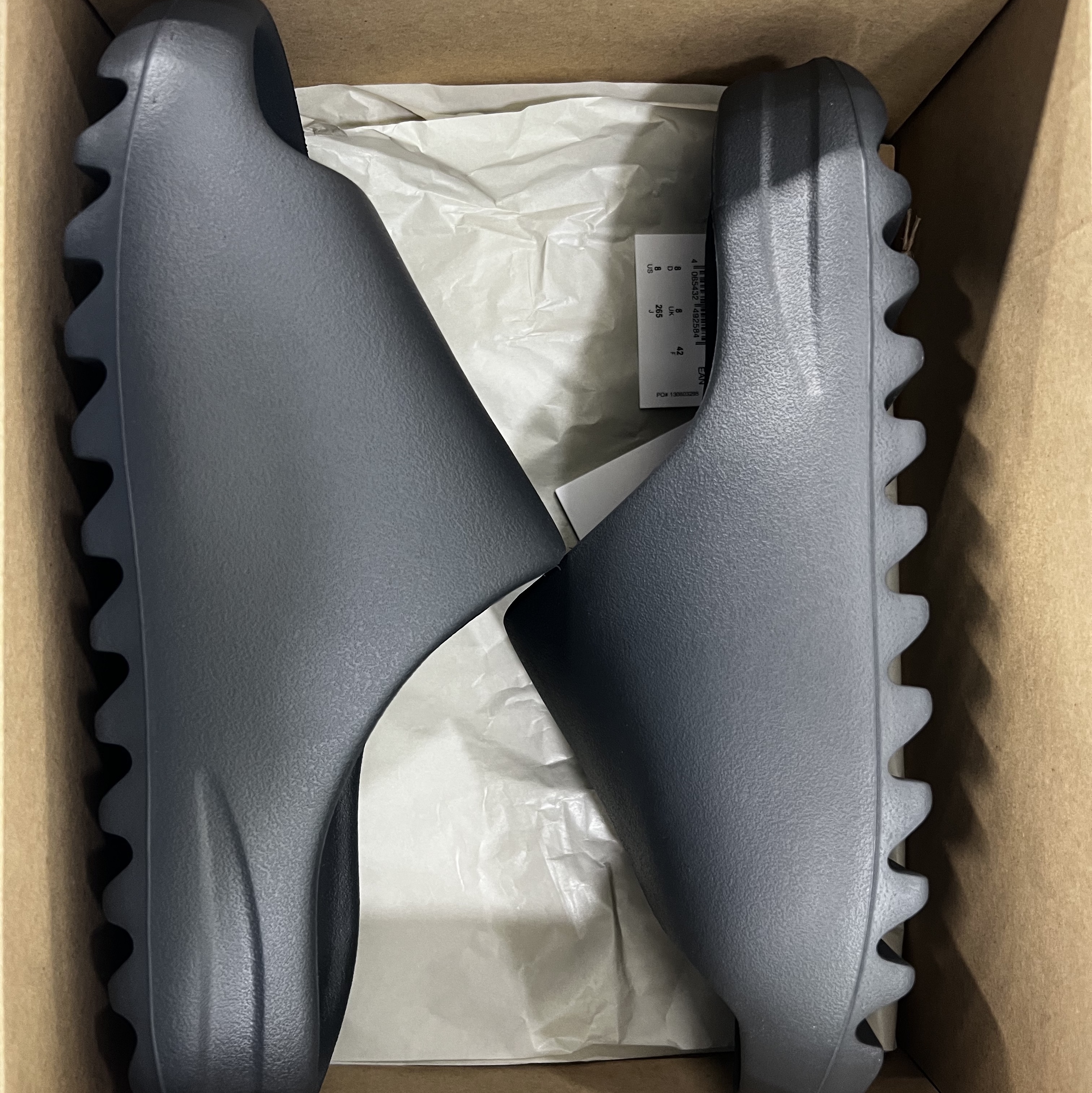 Adidas Yeezy Slide Onyx 착용 스타일