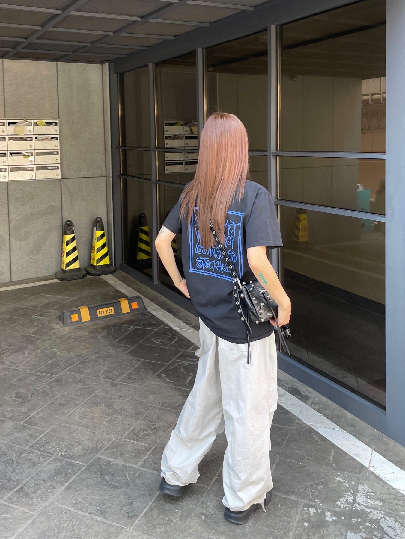 스투시 x 아워레가시 프레임 피그먼트 다이드 티셔츠 블랙, 발렌시아가 아레나 램스킨 에이지드 실버 하드웨어 르 카골 XS 플랩백 블랙 착용 스타일 - 3