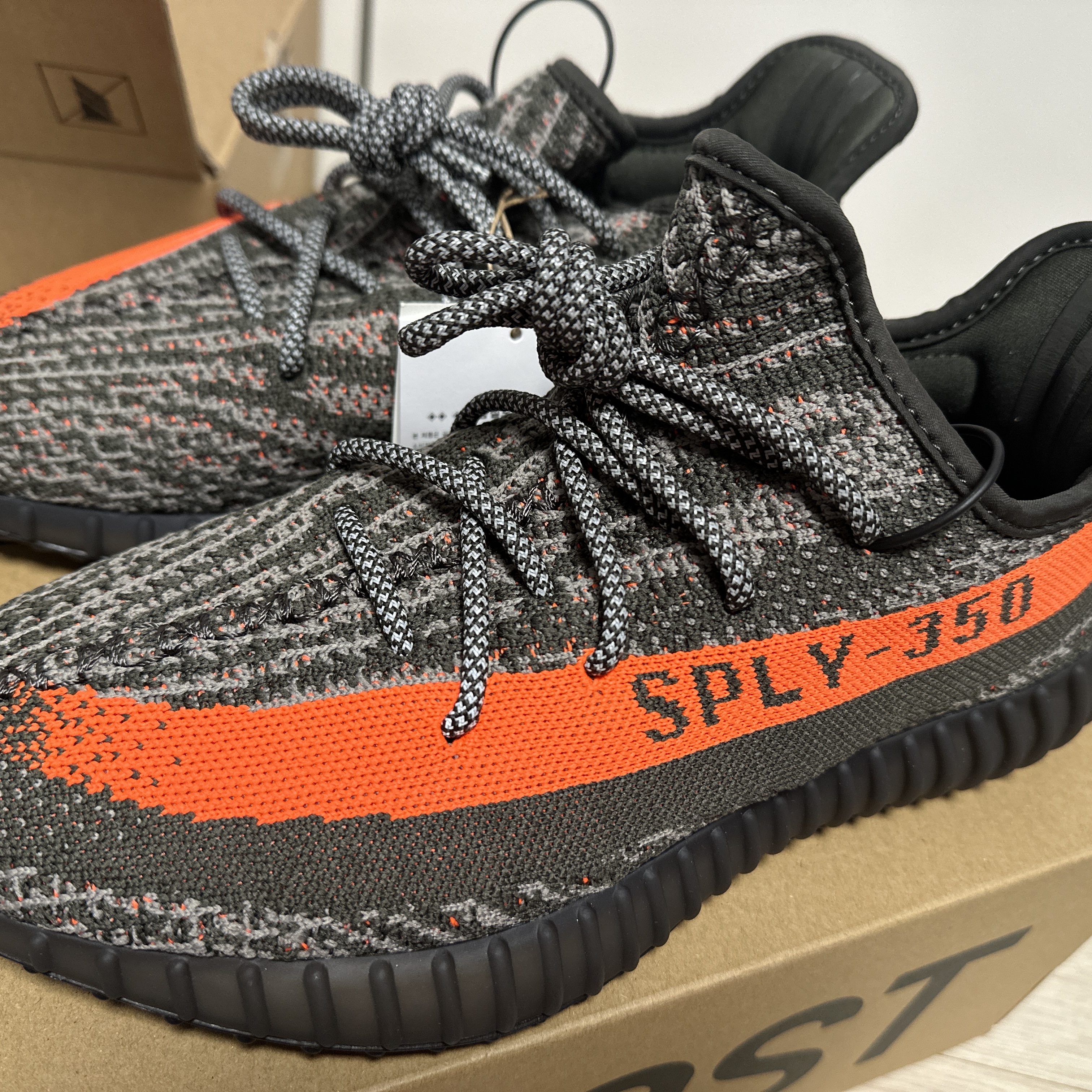 아디다스 이지 부스트 350 V2 카본 벨루가, 아디다스 이지 부스트 350 V2 벨루가 - 리플렉티브 착용 스타일 - 1