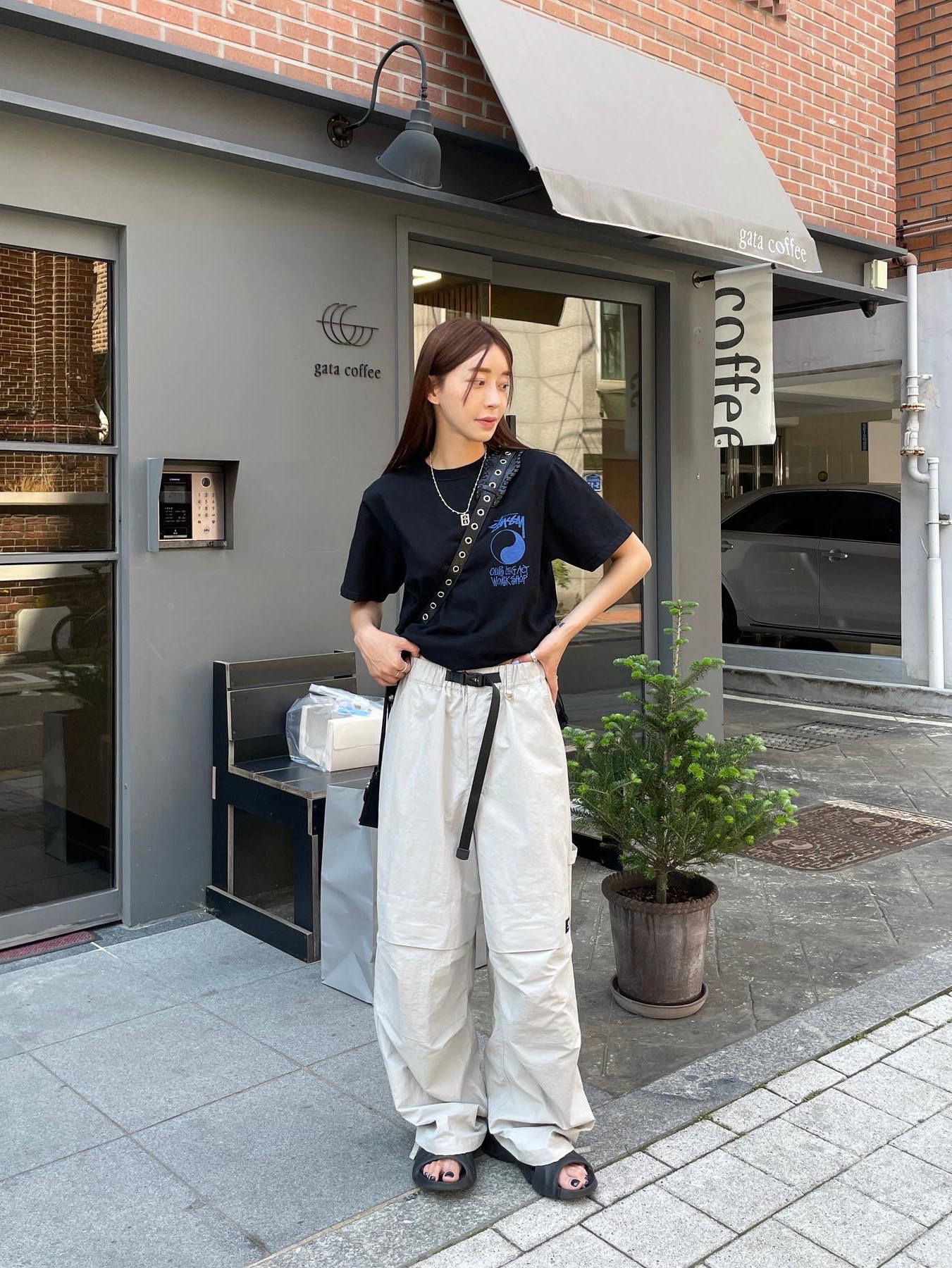 스투시 x 아워레가시 프레임 피그먼트 다이드 티셔츠 블랙, 발렌시아가 아레나 램스킨 에이지드 실버 하드웨어 르 카골 XS 플랩백 블랙 착용 스타일 - 4