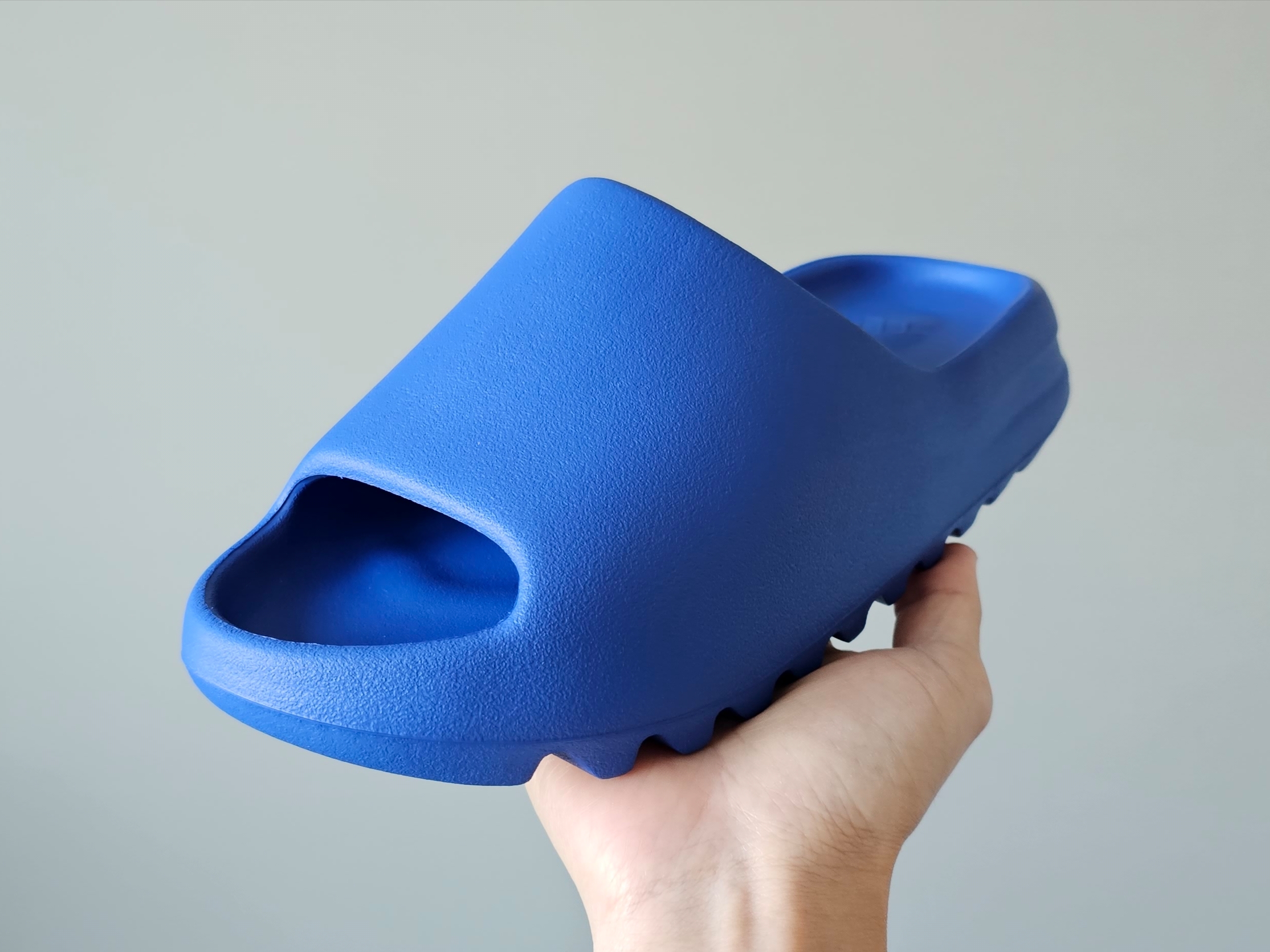 Adidas Yeezy Slide Azure 착용 스타일
