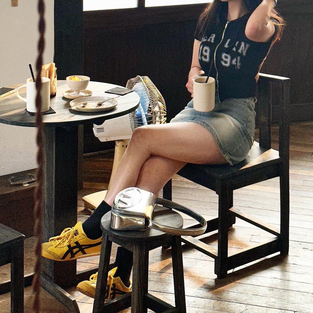 오니츠카 타이거 멕시코 66 옐로우 블랙, 디젤 1DR 숄더백 인 미러드 레더 실버 착용 스타일 - 1