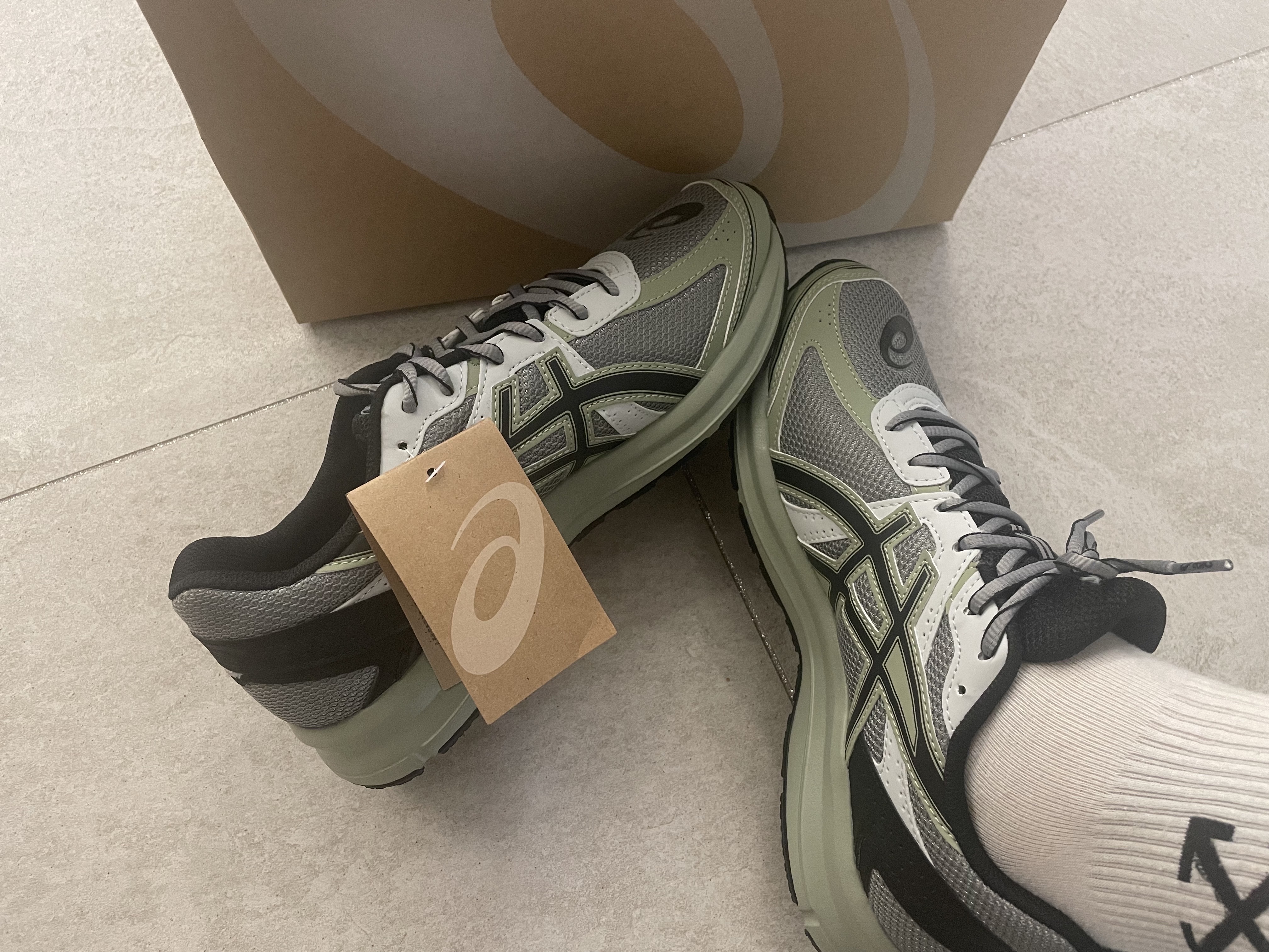 Asics Jog 100 S Sheet Rock - 2E Wide 착용 스타일