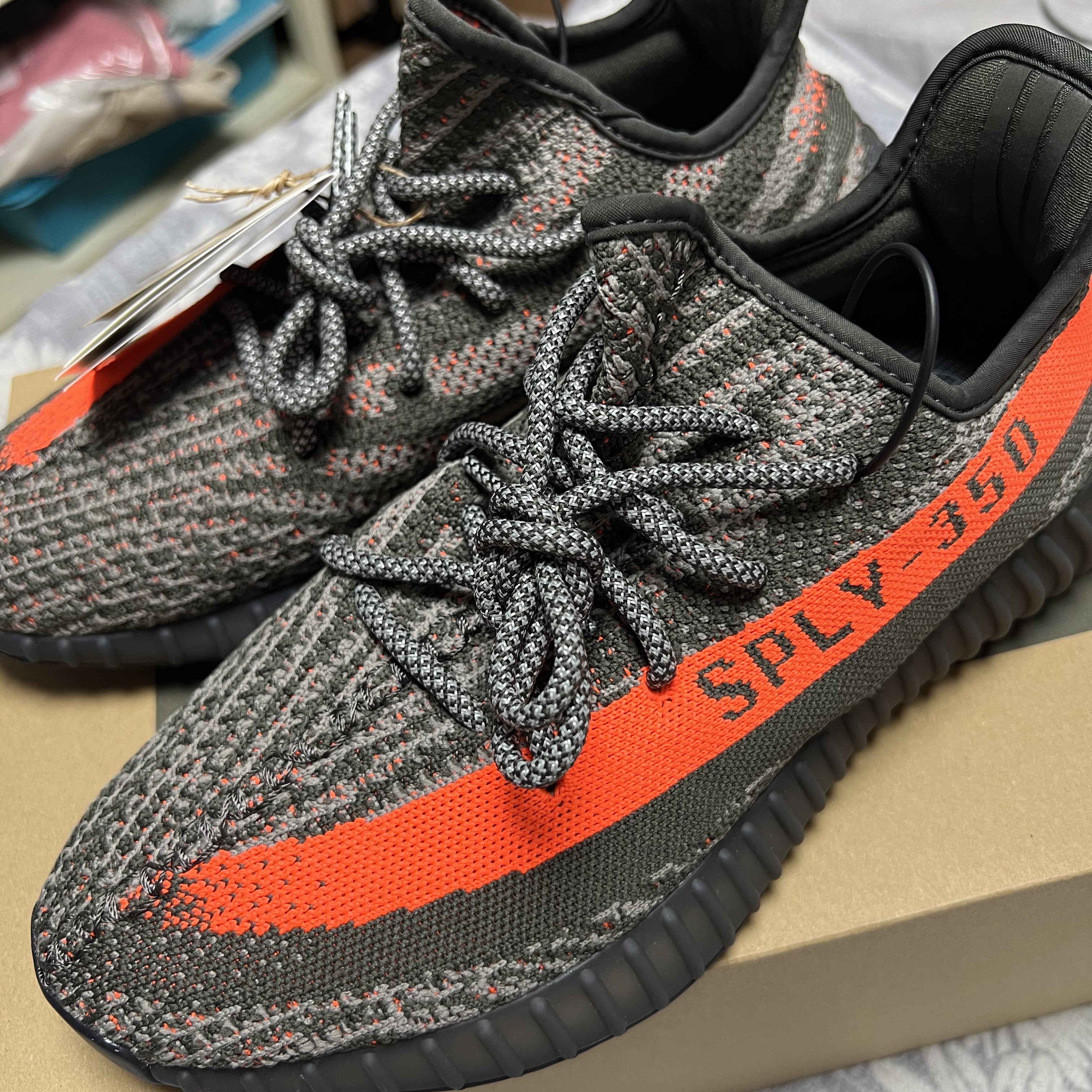 Adidas Yeezy Boost 350 V2 Carbon Beluga 착용 스타일