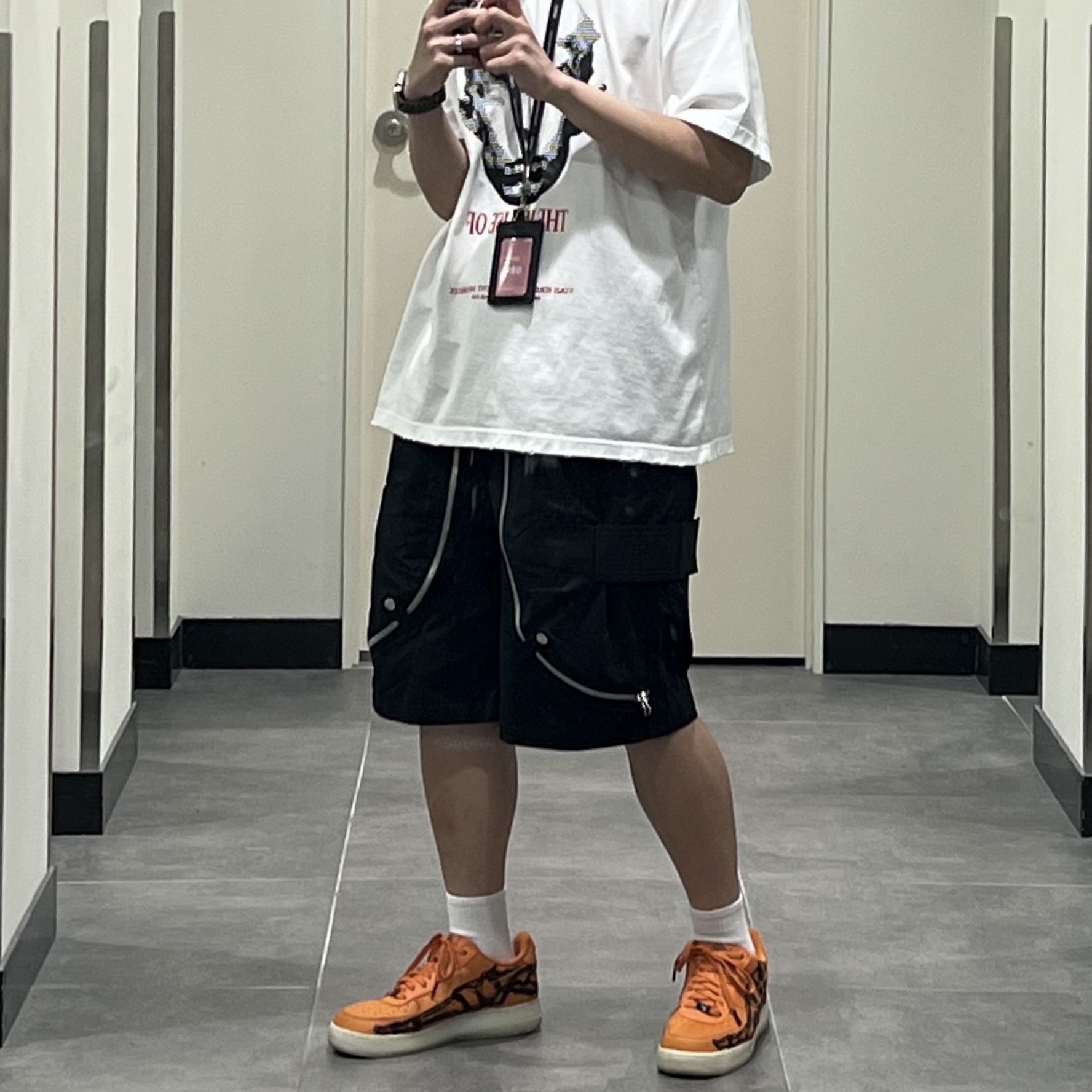 언더마이카 하우스 오브 릴리 그래픽 티셔츠 화이트 - 23SS, 나이키 에어포스 1 로우 '07 오렌지 스켈레톤 착용 스타일
