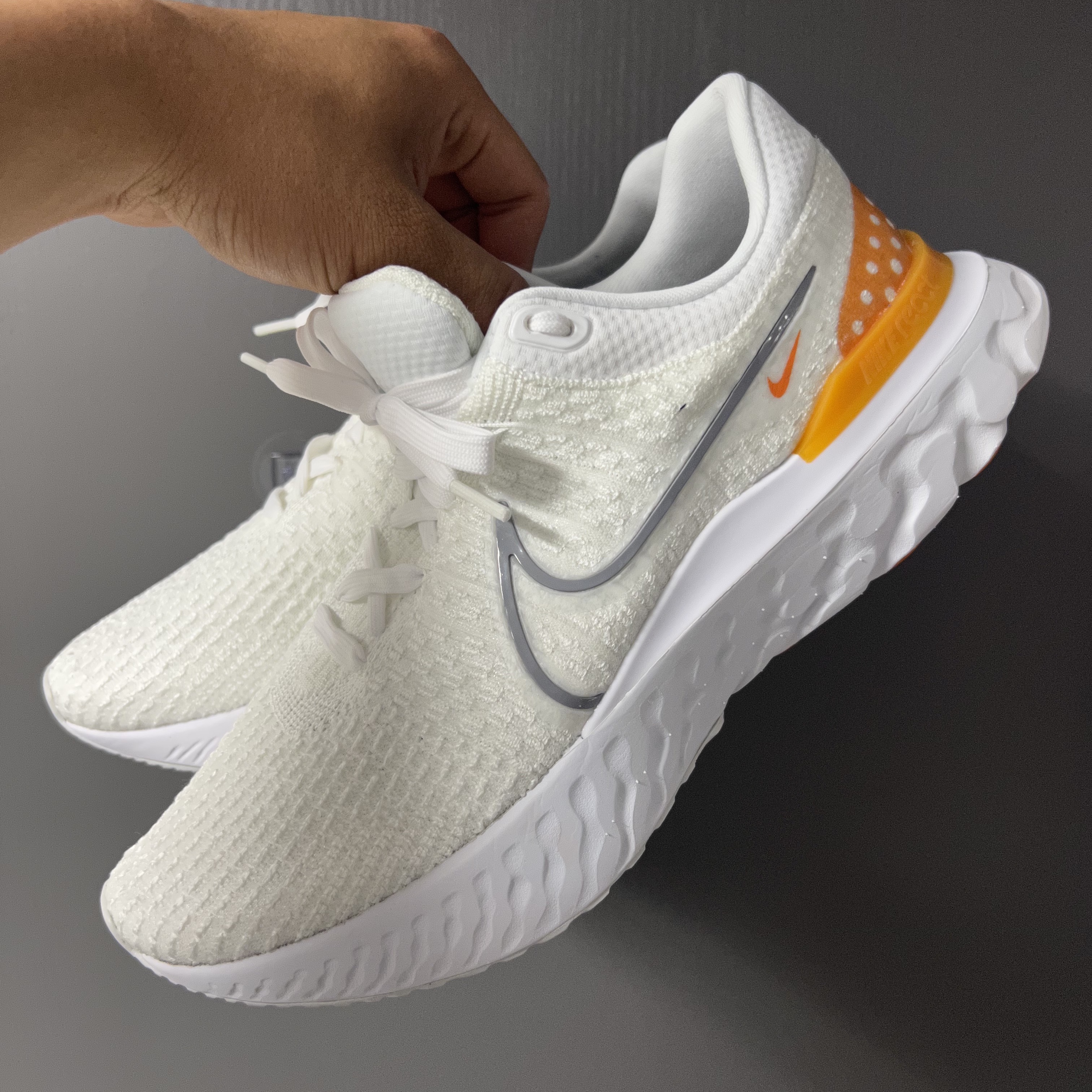Nike React Infinity Run Flyknit 3 White Grey Kumquat 착용 스타일 - 1