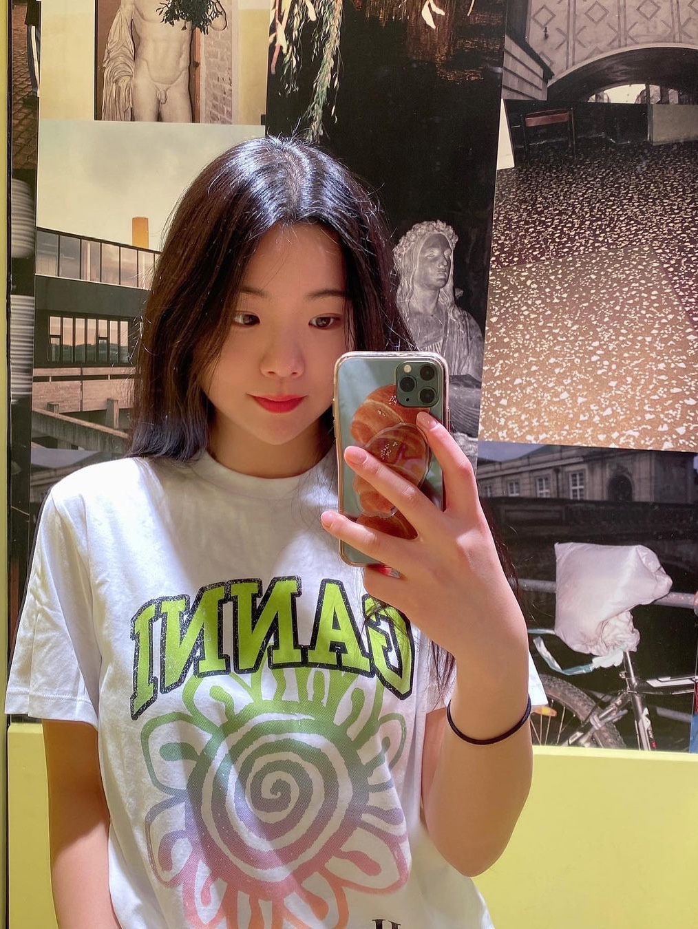 (W) Ganni Relaxed Multi Flower T-Shirt Bright White 착용 스타일