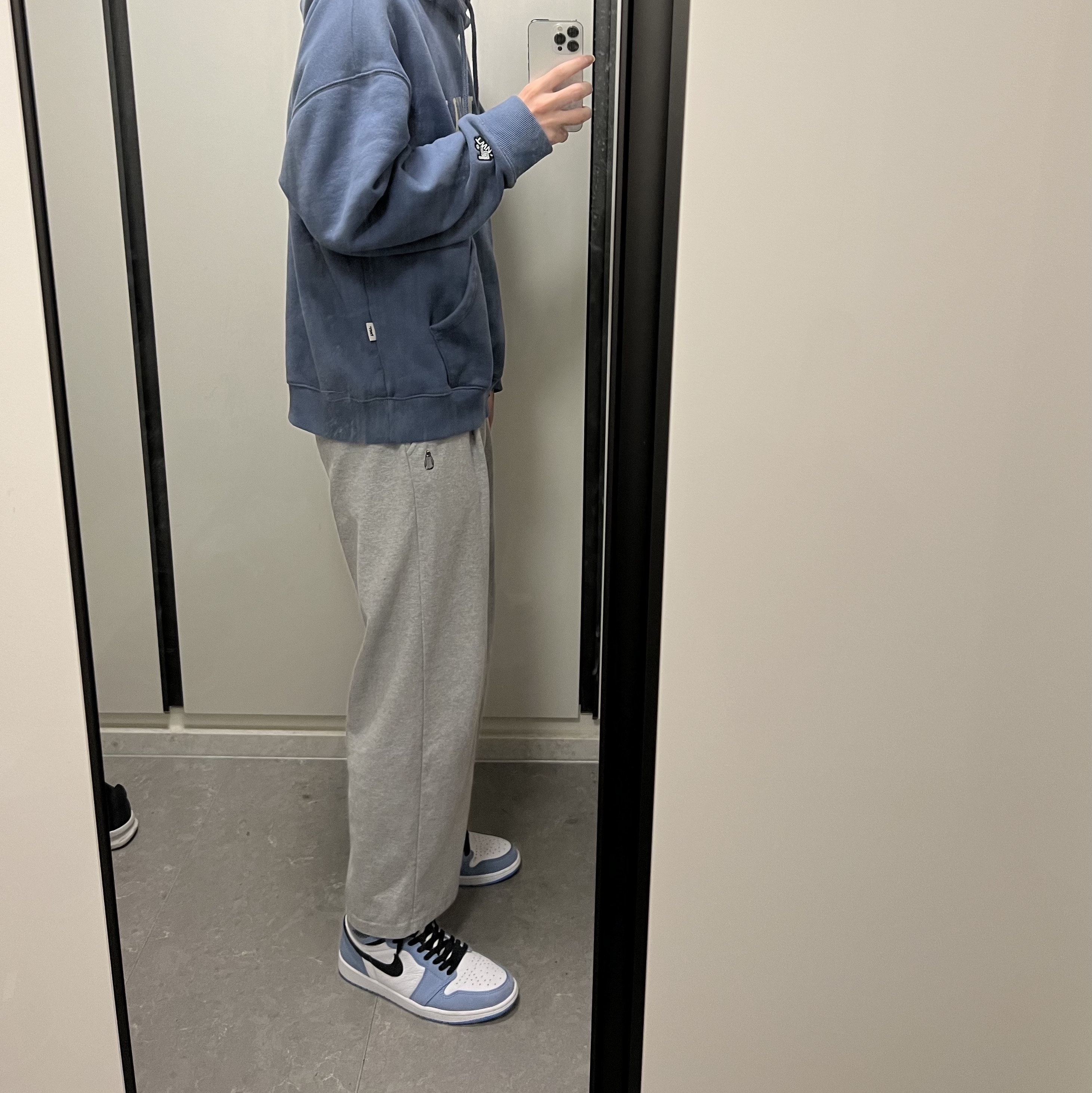 Jordan 1 Retro High OG University Blue 착용 스타일 - 2