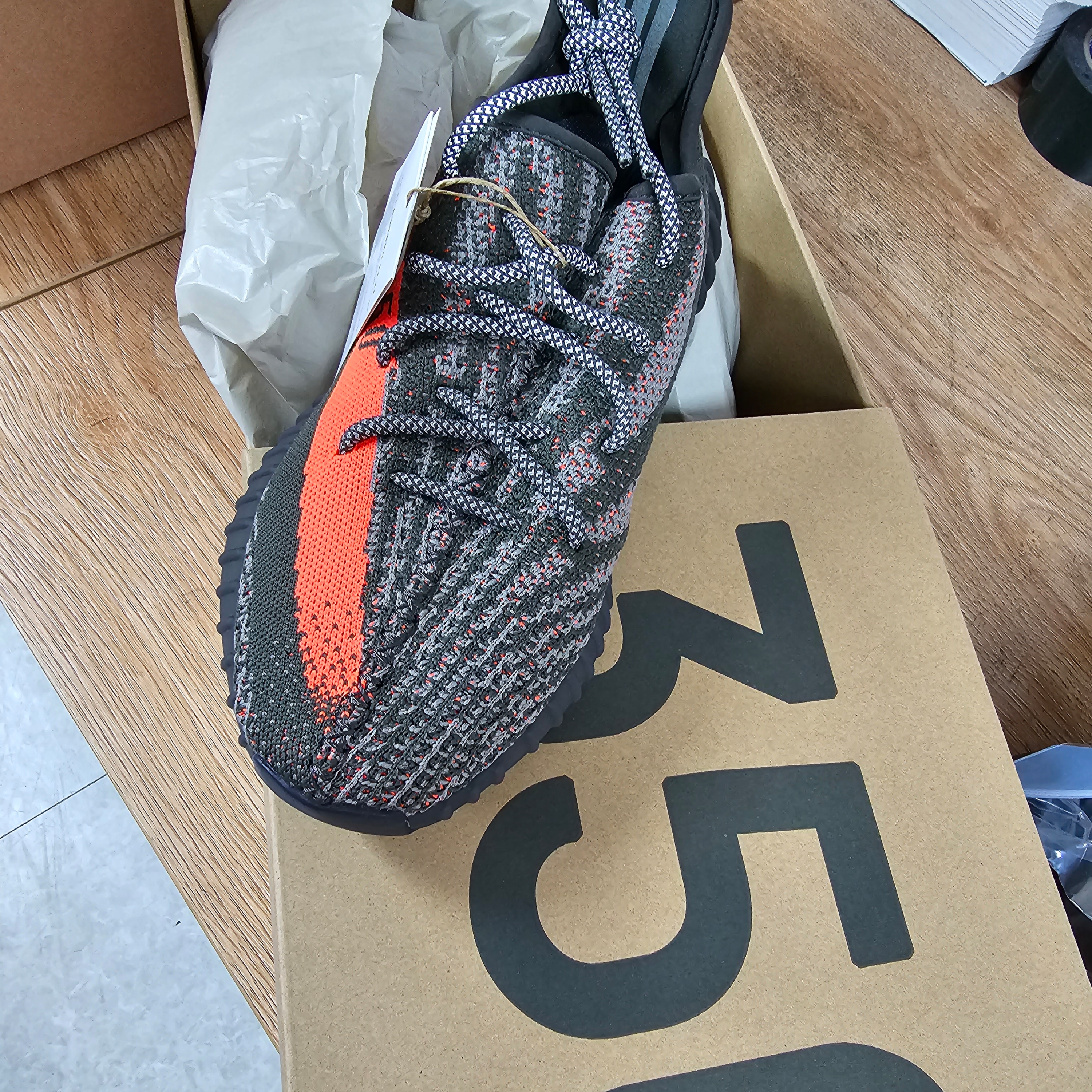 Adidas Yeezy Boost 350 V2 Carbon Beluga 착용 스타일