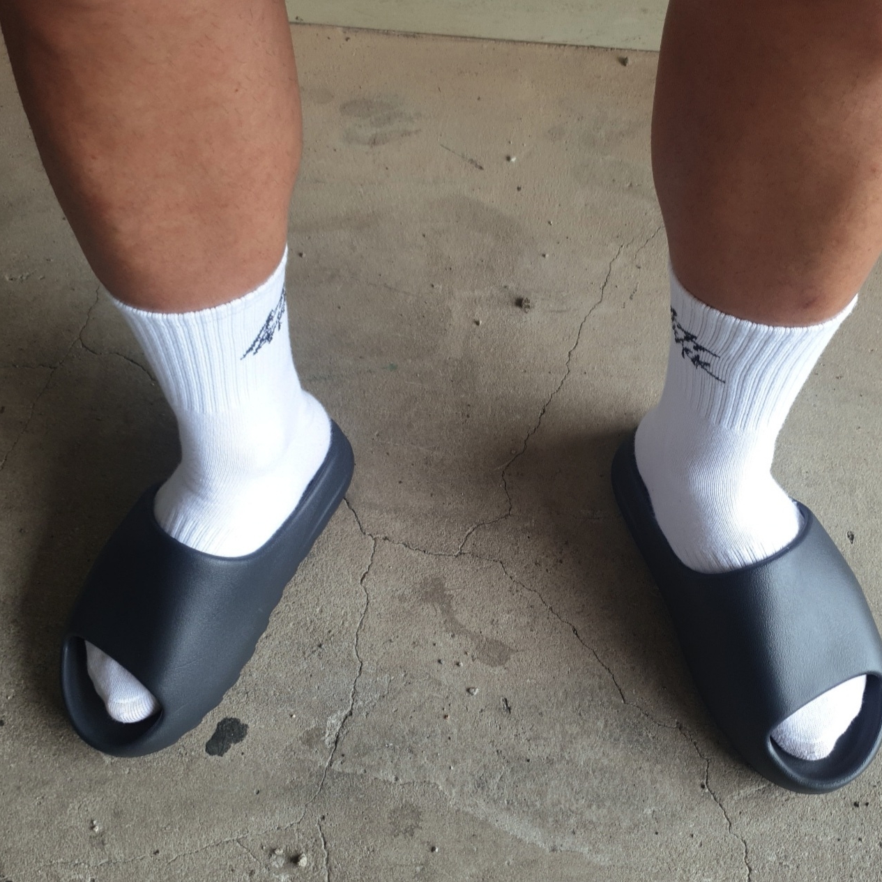 Adidas Yeezy Slide Onyx 착용 스타일