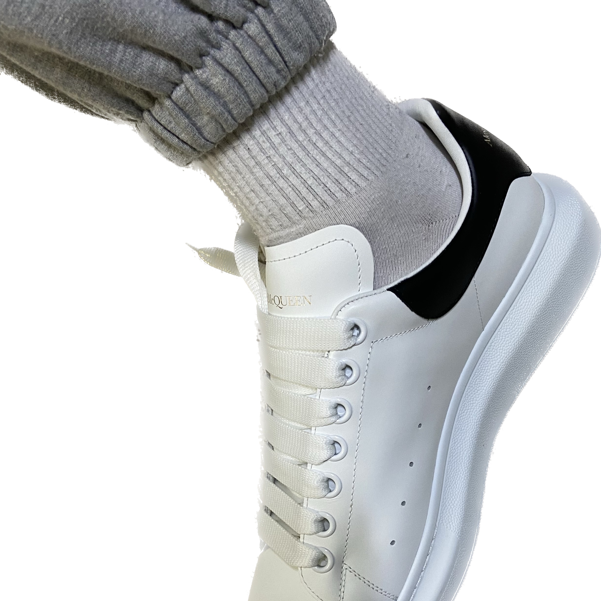 Alexander McQueen Oversized Sneakers White Black 착용 스타일