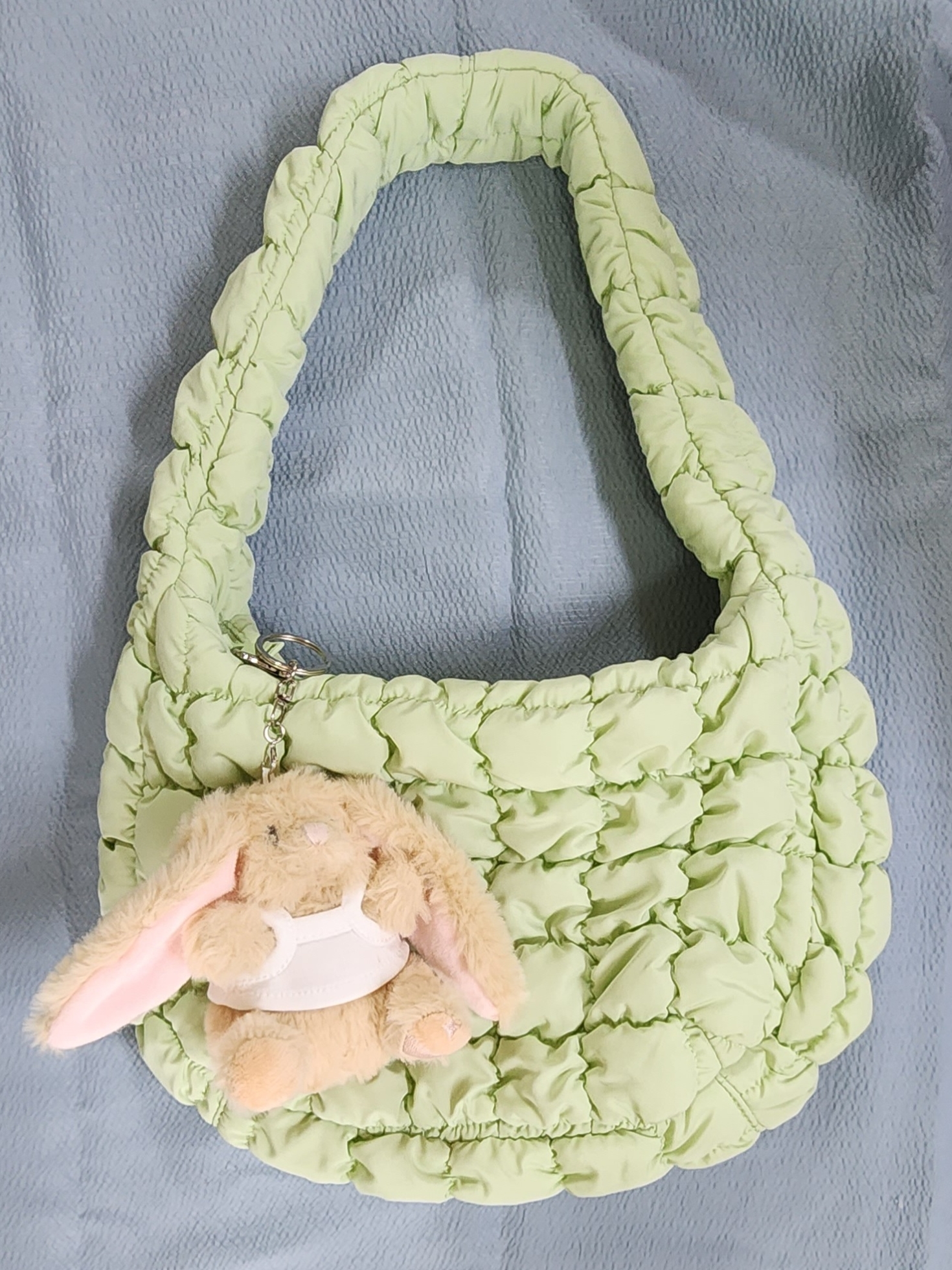Glowny I'm Lony Keyring, COS Quilted Mini Bag Green 착용 스타일