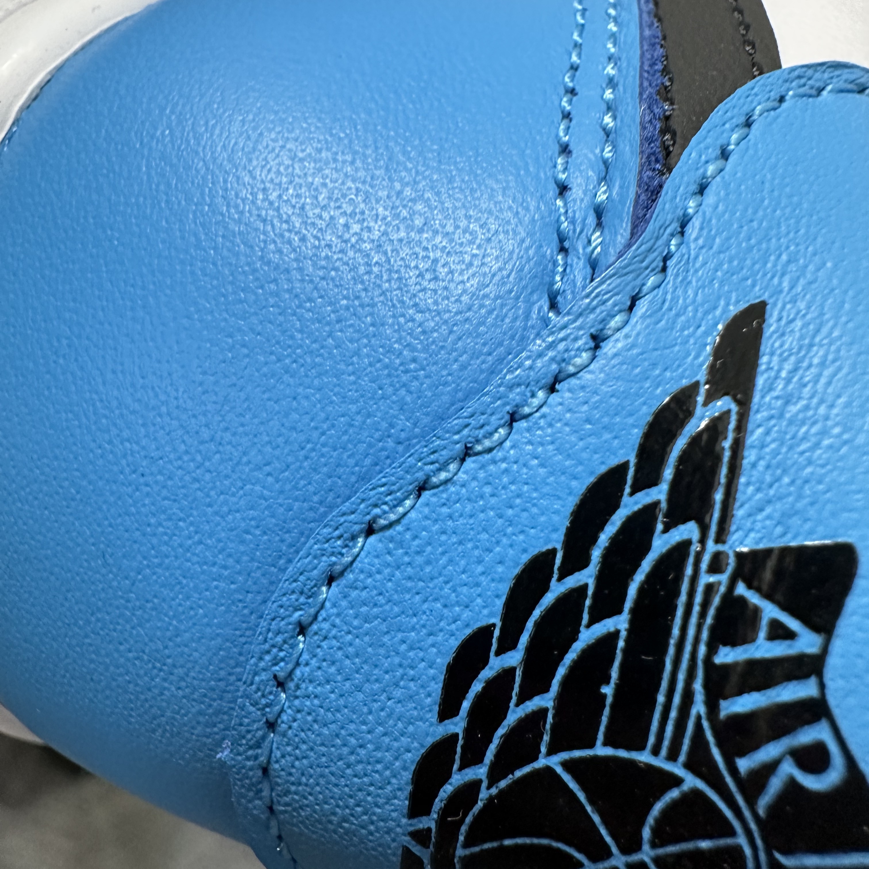 Jordan 1 Retro Low OG Black and Dark Powder Blue 착용 스타일 - 2