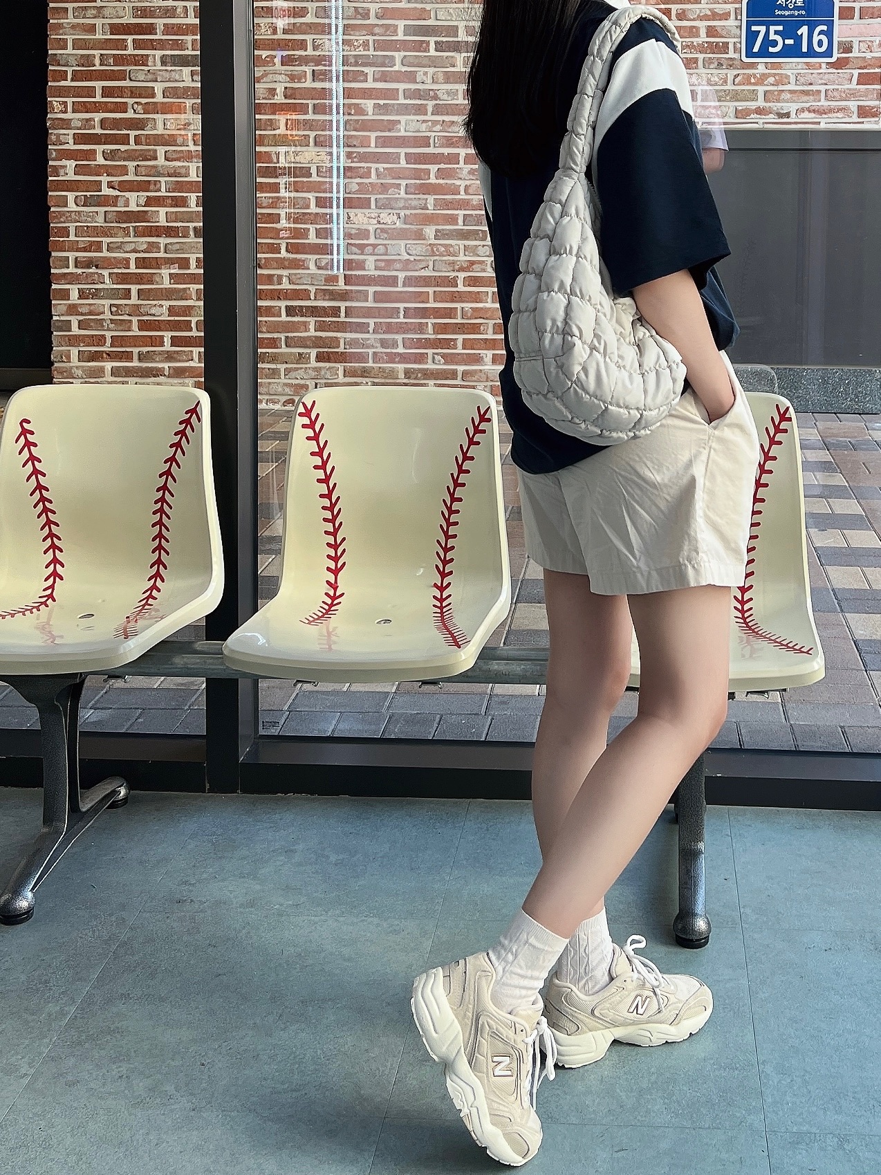 COS Quilted Mini Bag Light Grey, (W) New Balance 452 Beige - D Wide 착용 스타일 - 4
