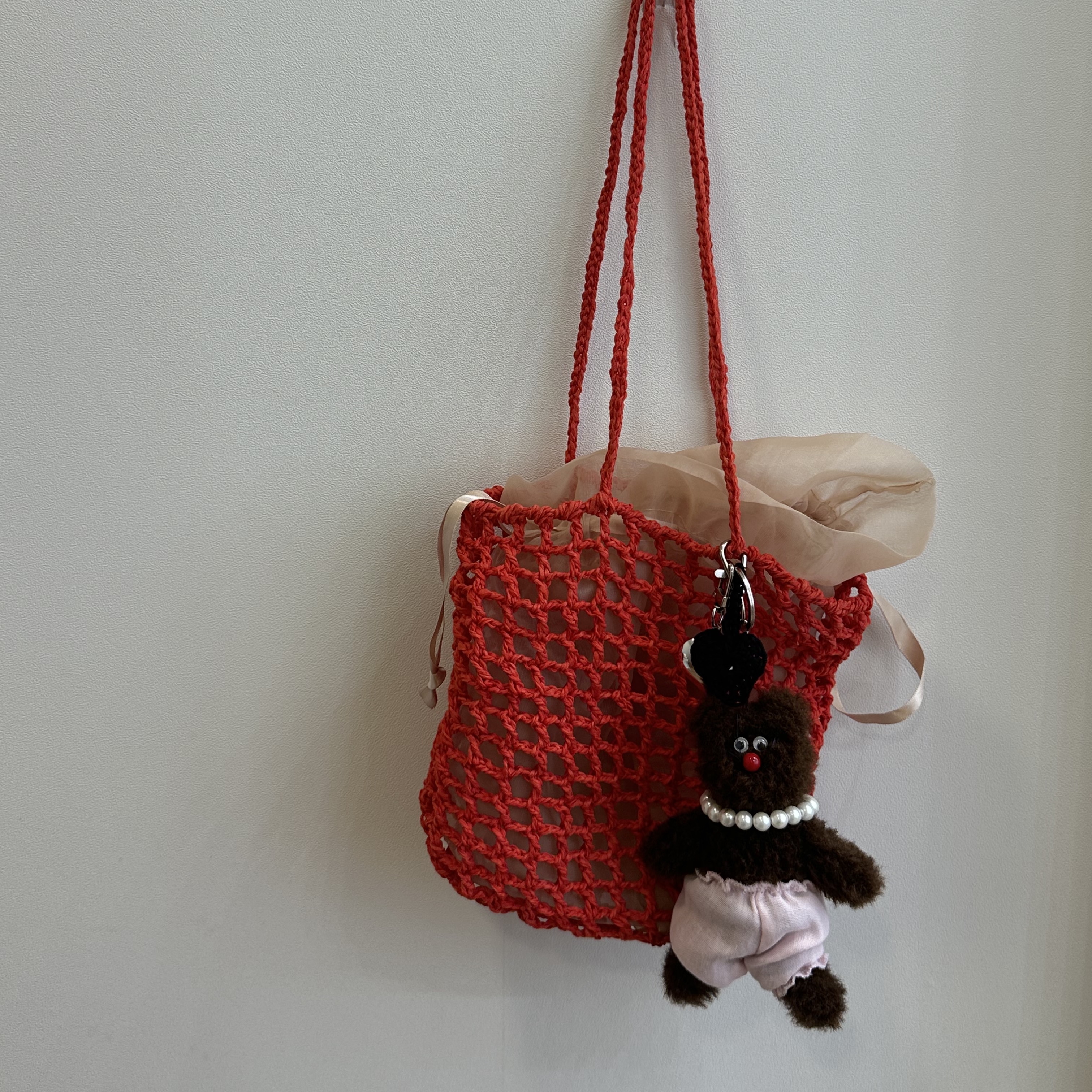 [KREAM 단독] Monamhee Bred Keyring with Pink Pants Brown 착용 스타일 - 3