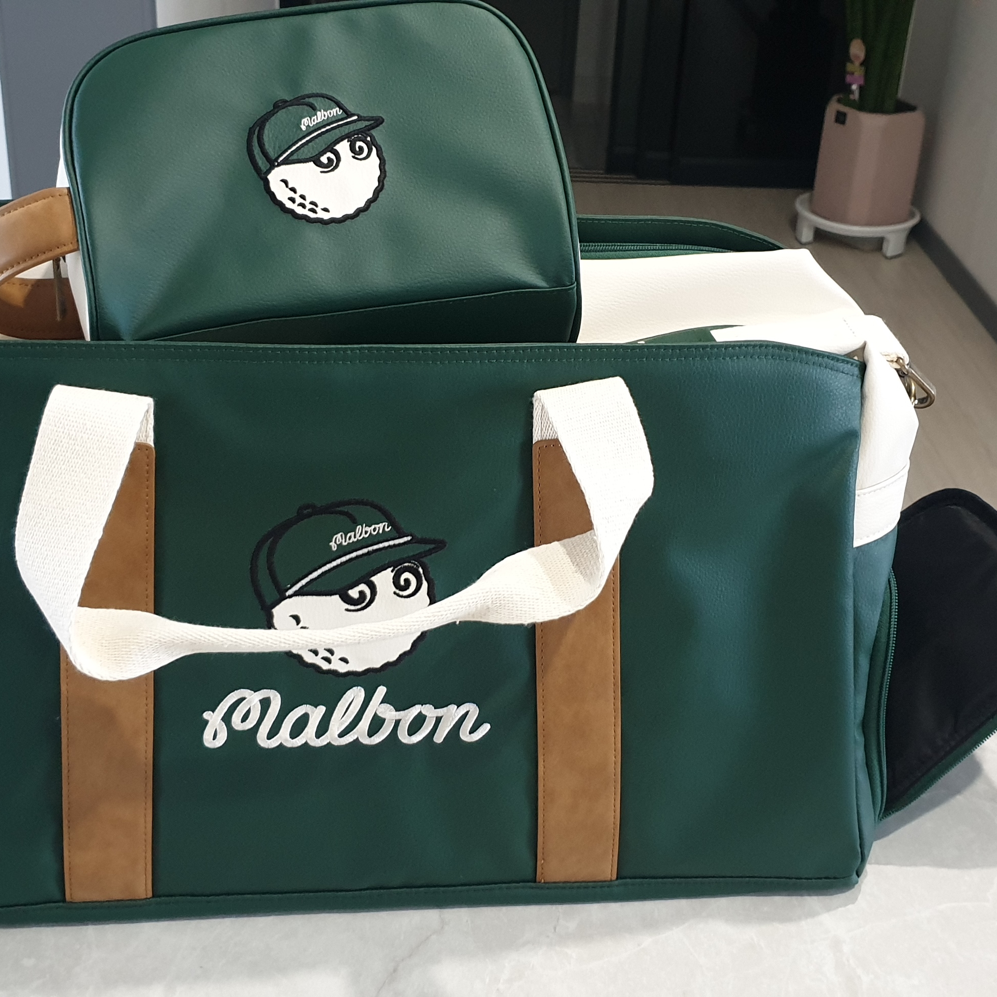 Malbon Golf M Bucket Classic Stand Bag Green, Malbon Golf M Bucket Classic Pouch Green 착용 스타일 - 5