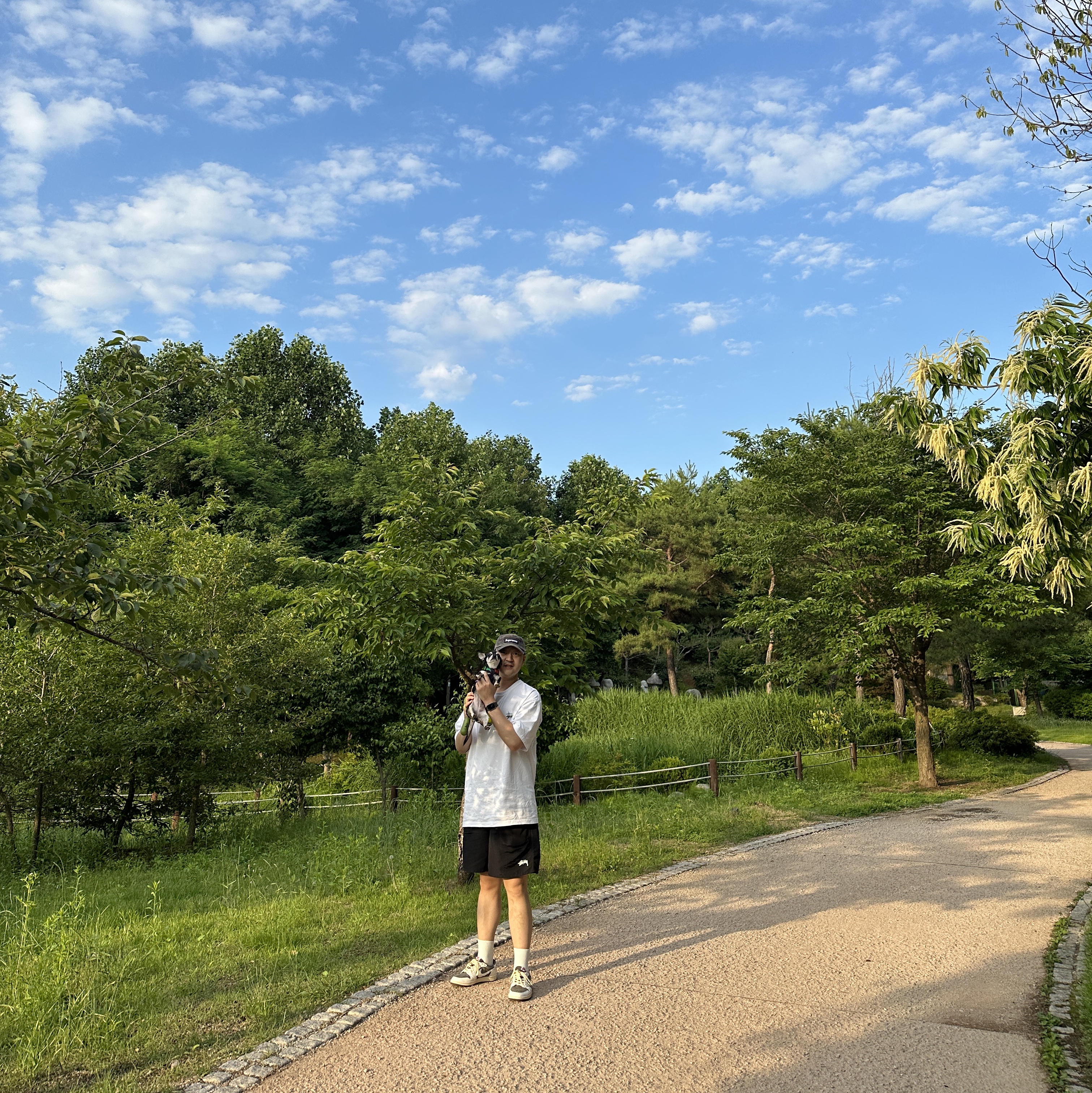 조던 1 x 트래비스 스캇 레트로 로우 OG SP 세일 앤 리저록, 스투시 스탁 워터 쇼츠 블랙 착용 스타일 - 4