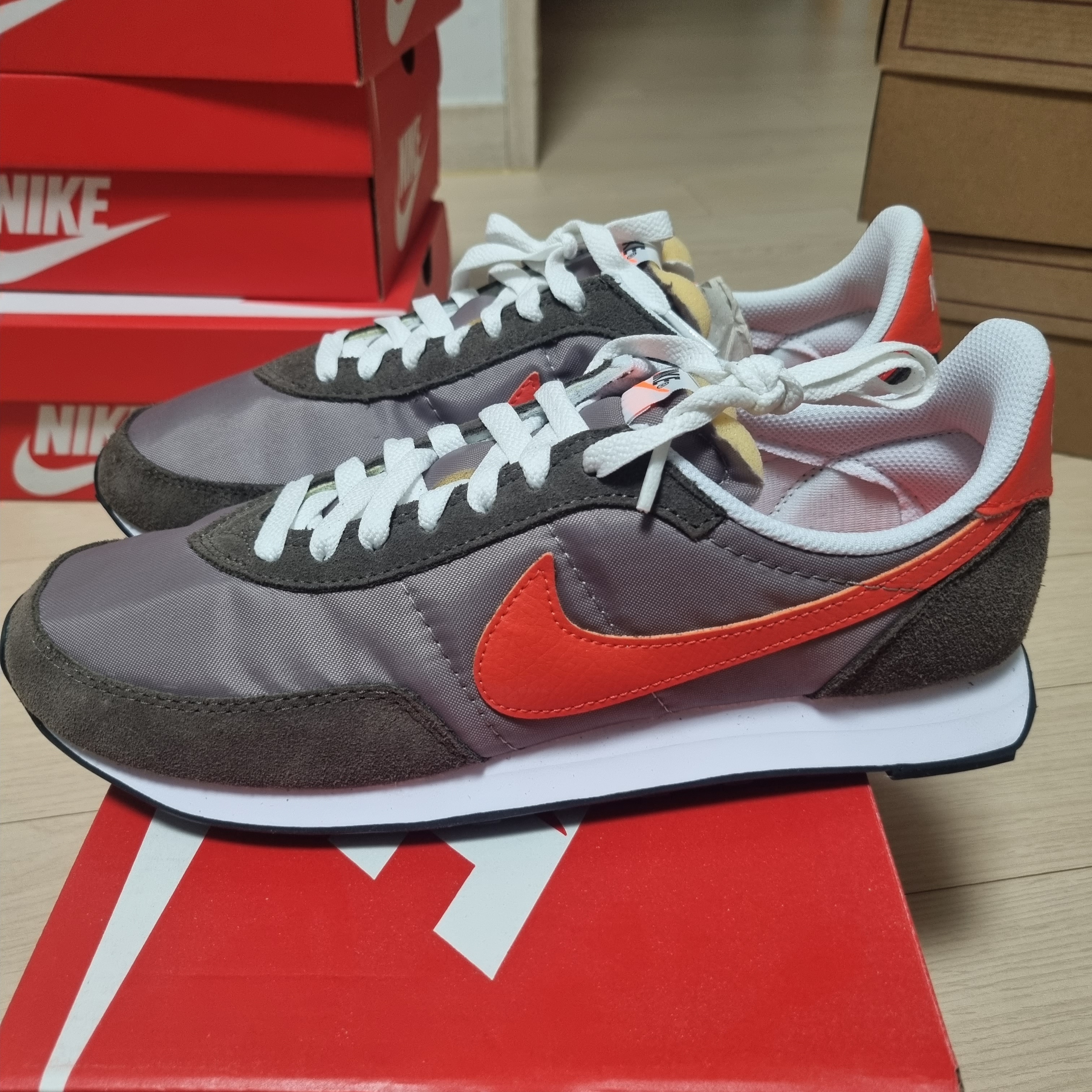 Nike Waffle Trainer 2 Moon Fossil Team Orange 착용 스타일 - 1