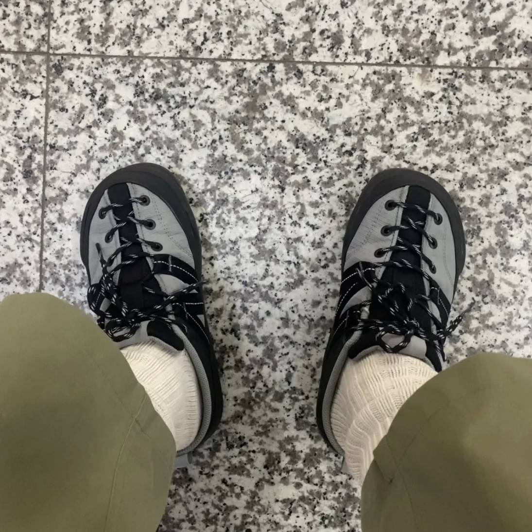 New Balance CRV Mule V2 Gray 착용 스타일