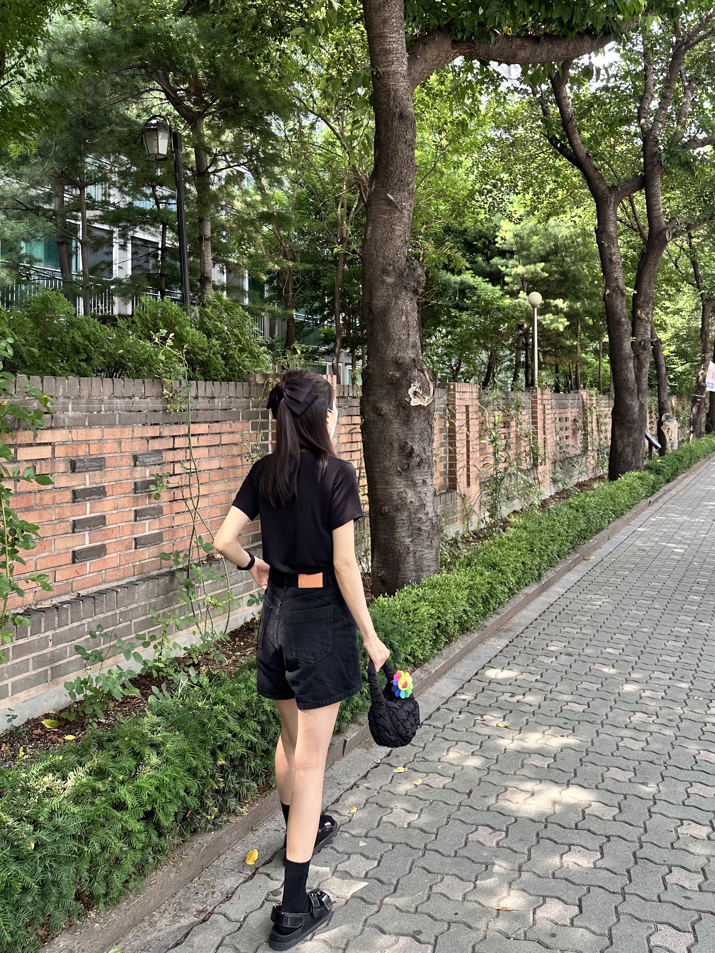 COS Quilted Micro Bag Black, (W) Gucci Mini Double G Rubber Slide Sandal Black 착용 스타일 - 1