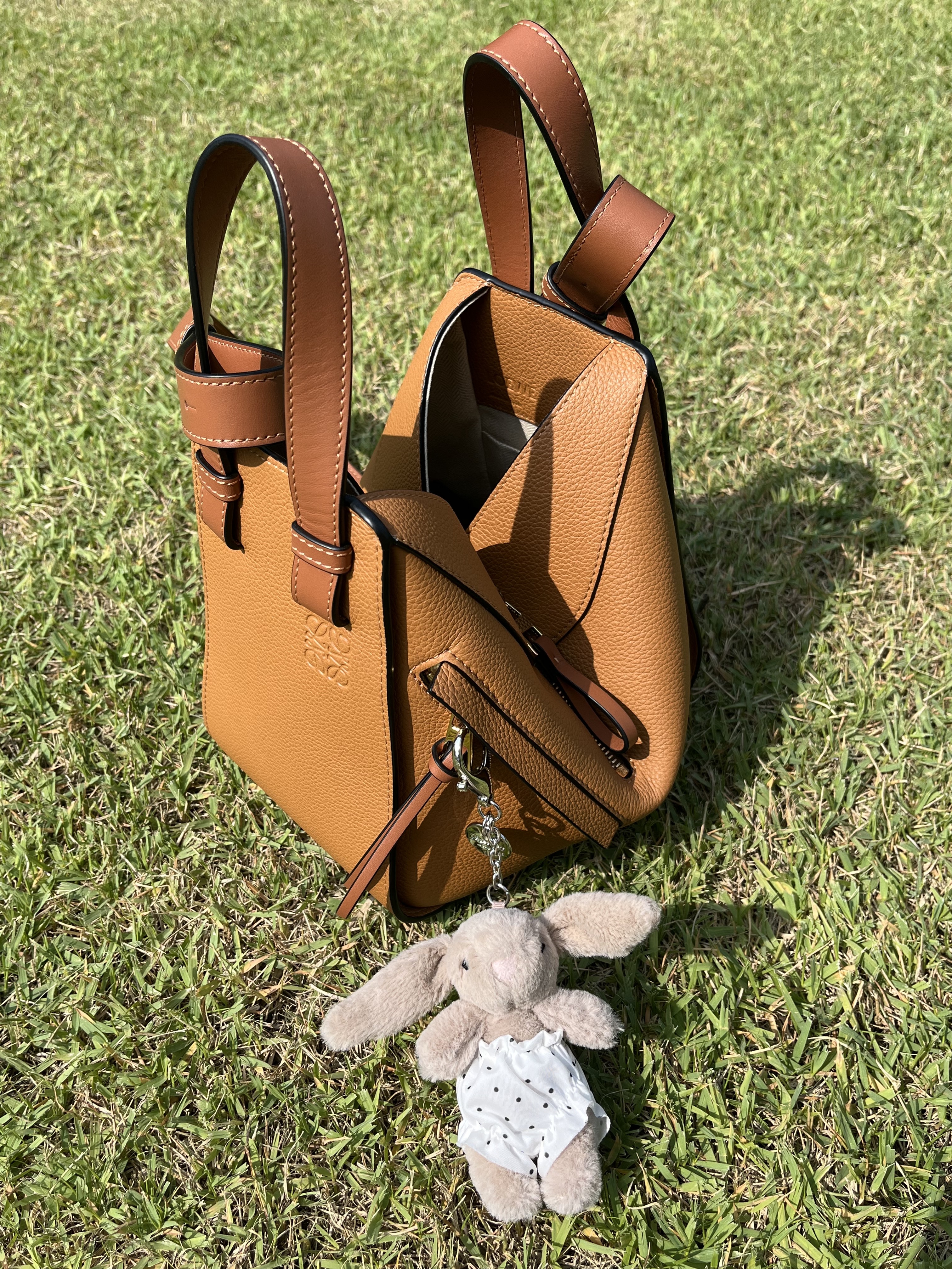 Jellycat Bashful Bunny Bag Charm Beige, Loewe Small Hammock Bag in Soft Grained Calfskin Light Caramel 착용 스타일