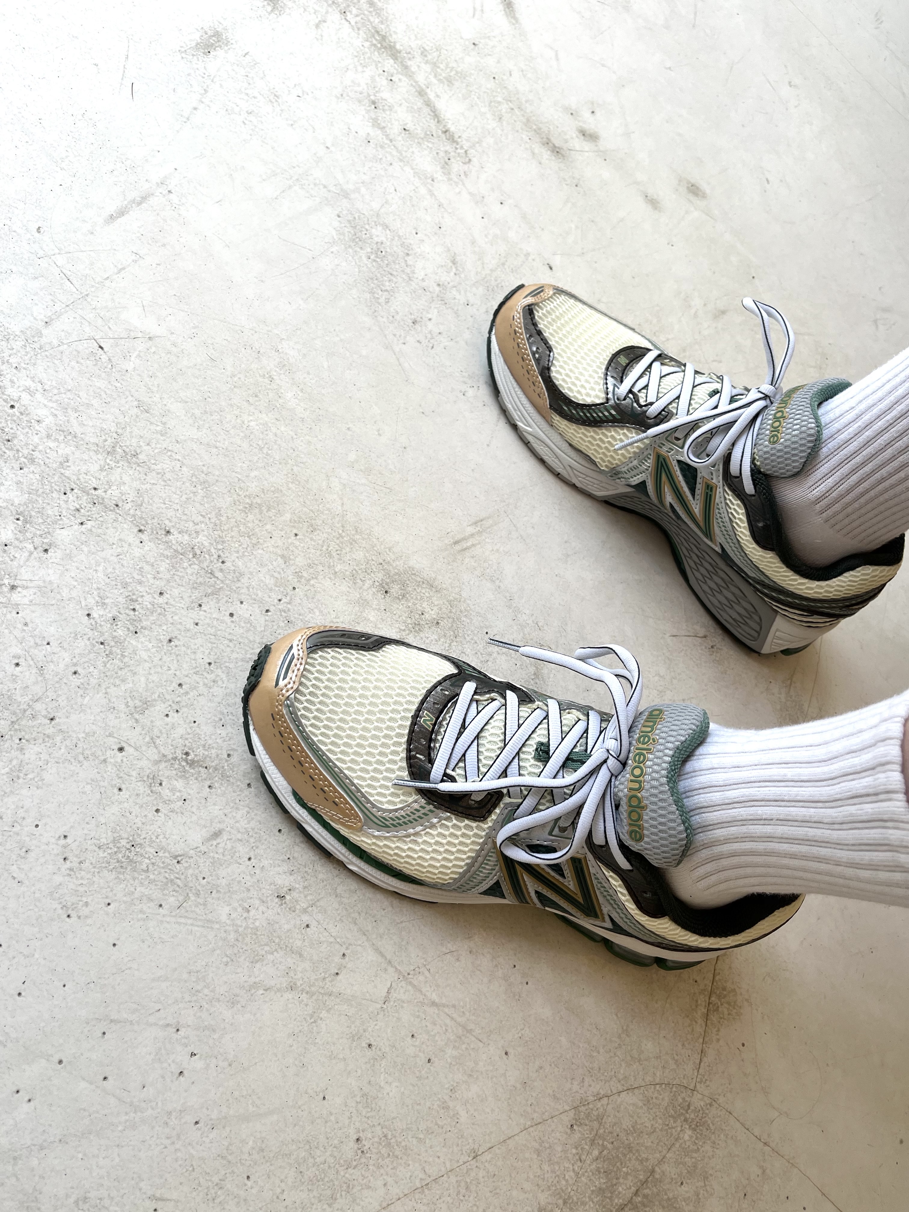 New Balance x Aime Leon Dore 860v2 Green, Jil Sander Logo T-Shirt Natural 착용 스타일 - 3