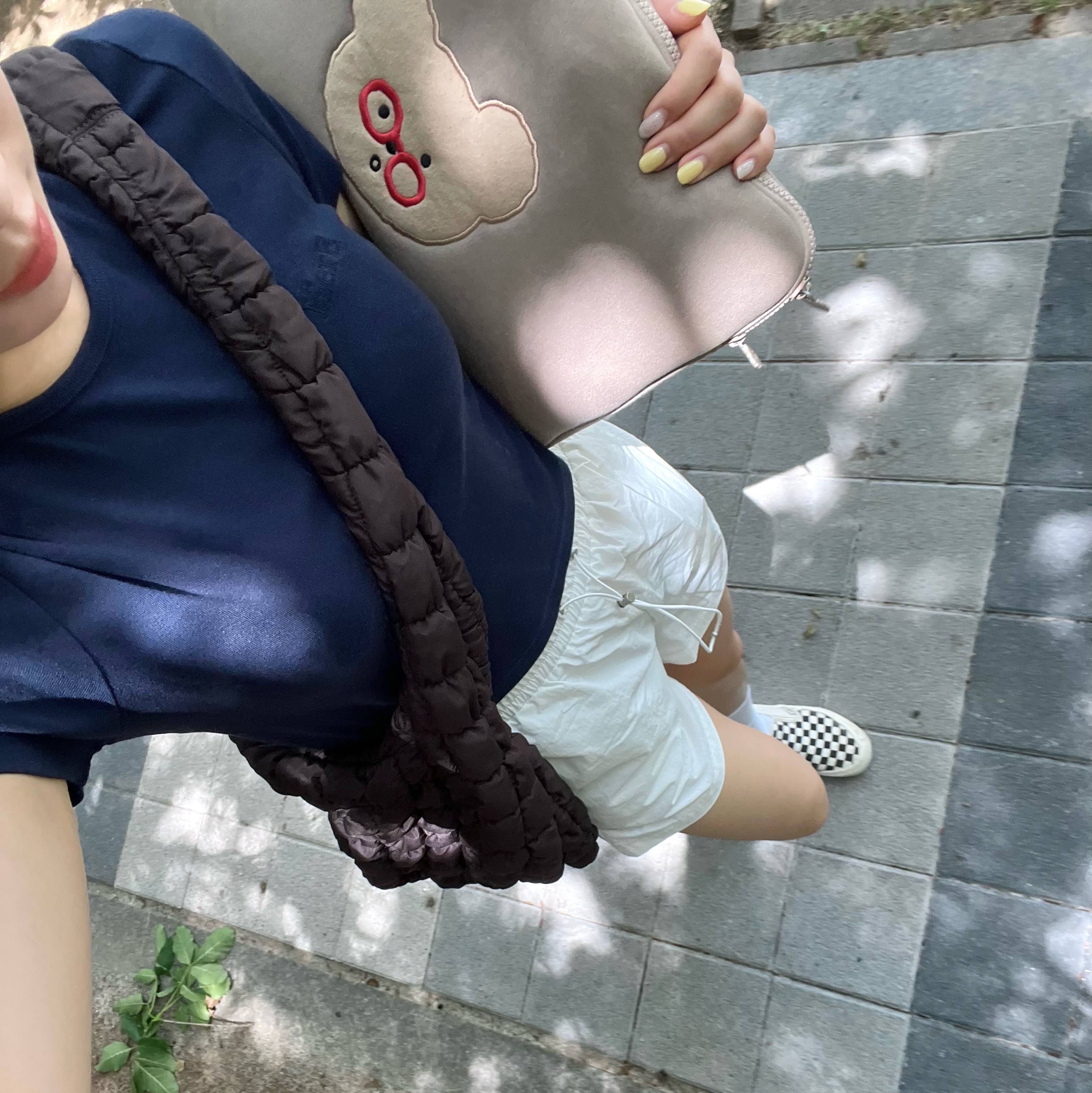 COS Quilted Oversized Shoulder Bag Brown 착용 스타일 - 1