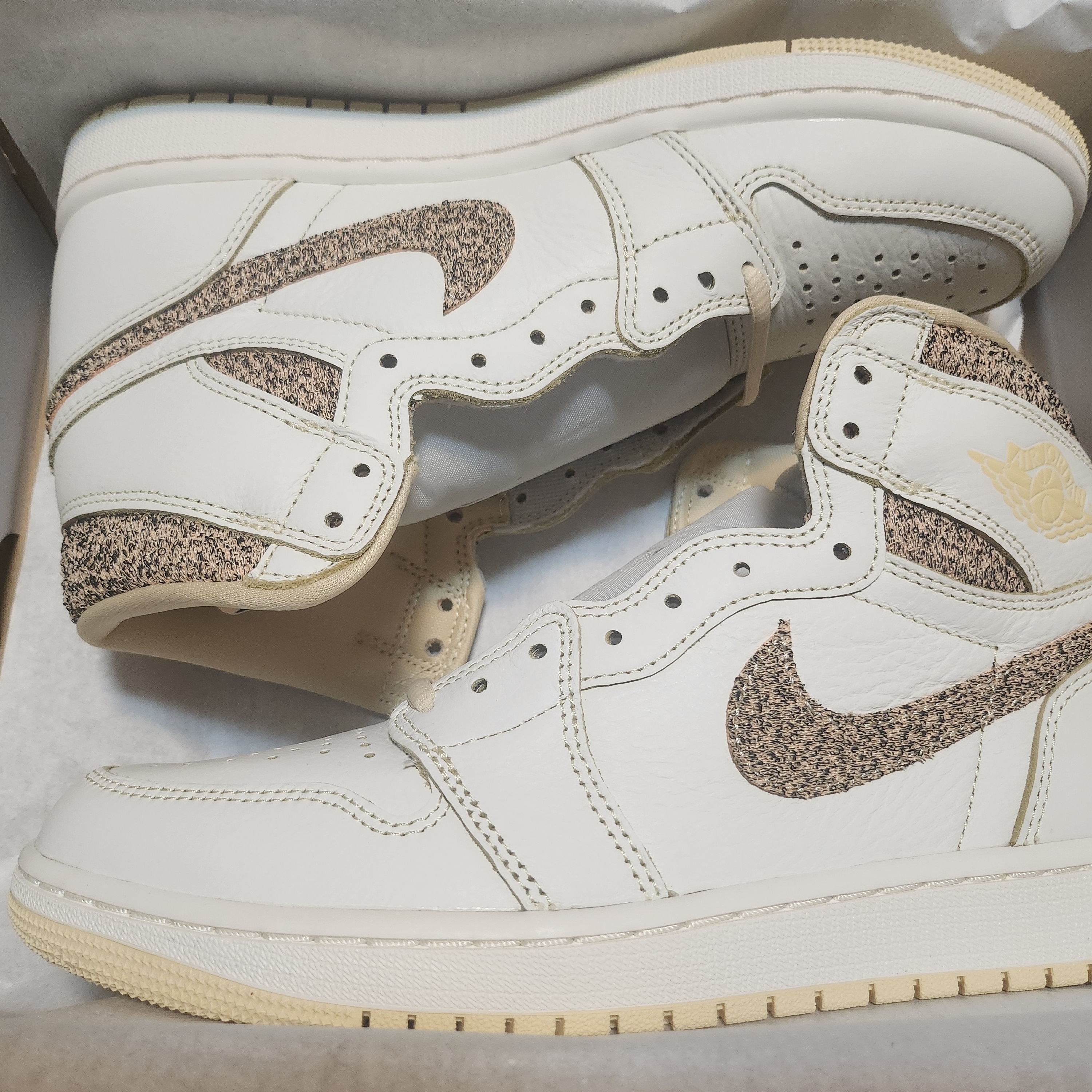 Jordan 1 Retro High OG Craft Sail and Pale Vanilla 착용 스타일 - 2