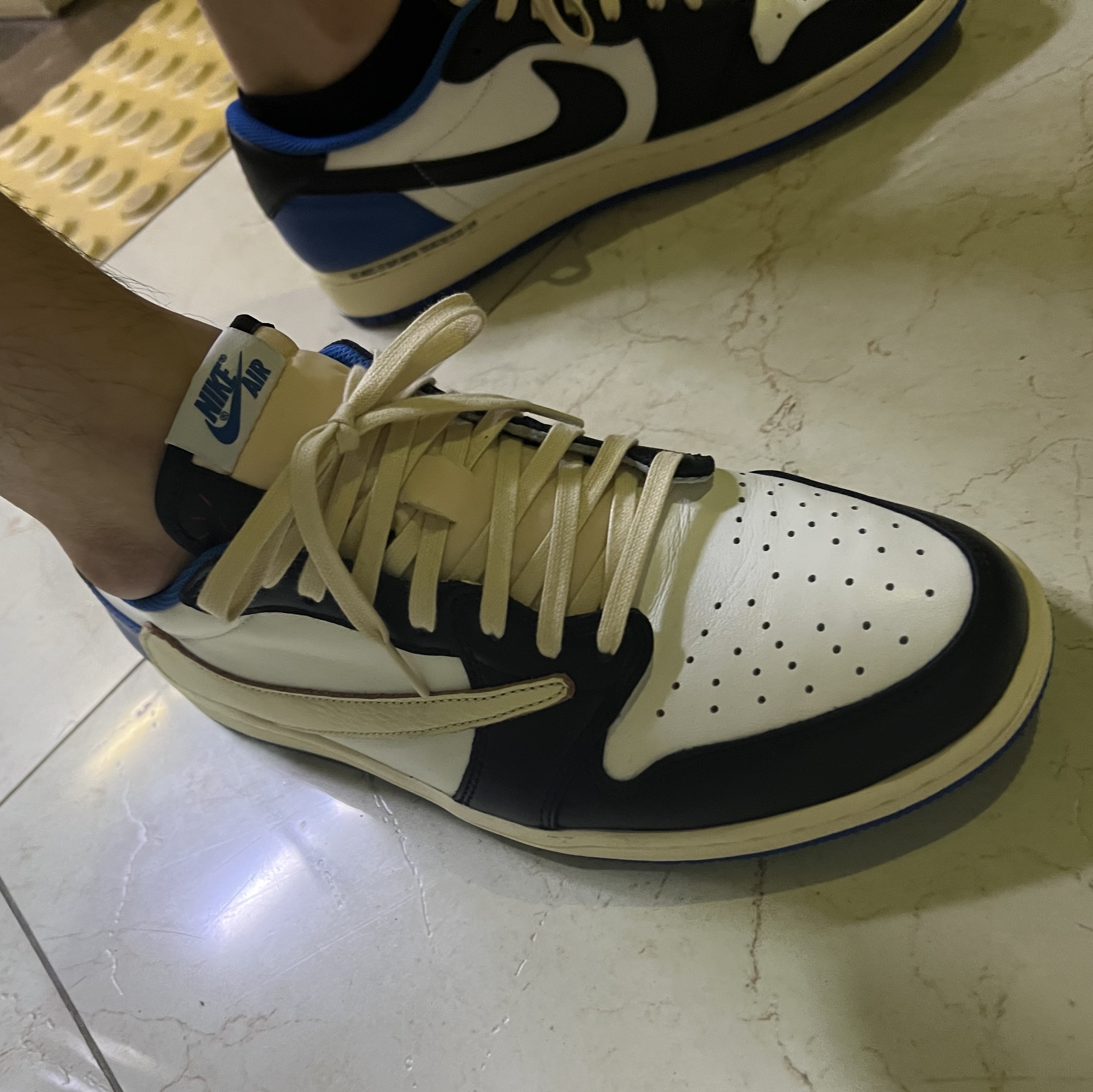 Jordan 1 x Travis Scott x Fragment Retro Low OG SP Military Blue 착용 스타일 - 1