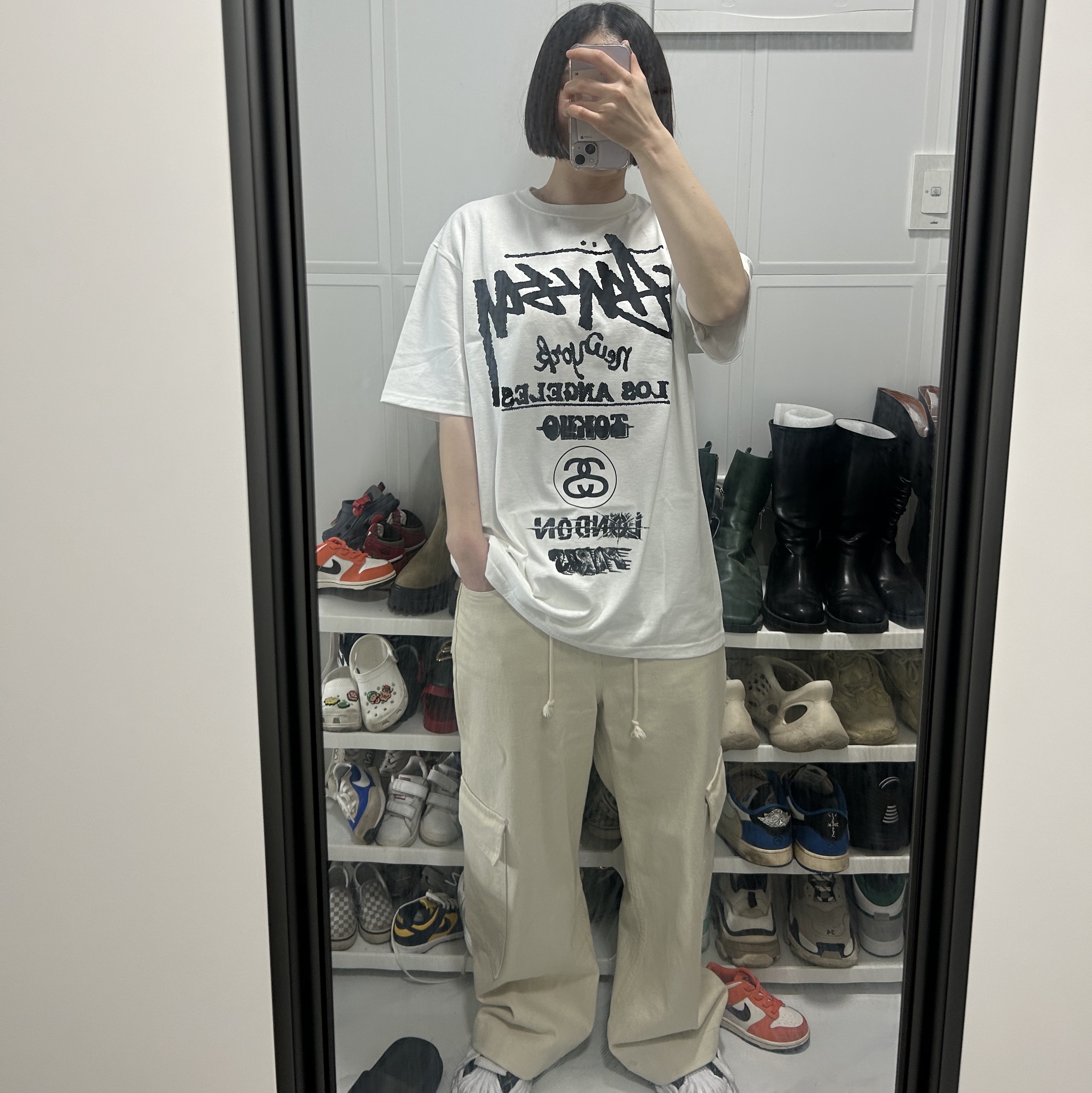 Stussy Tour T-Shirt White, Maison Mihara Yasuhiro Blakey OG Sole Canvas Low-top Sneakers Black White 착용 스타일