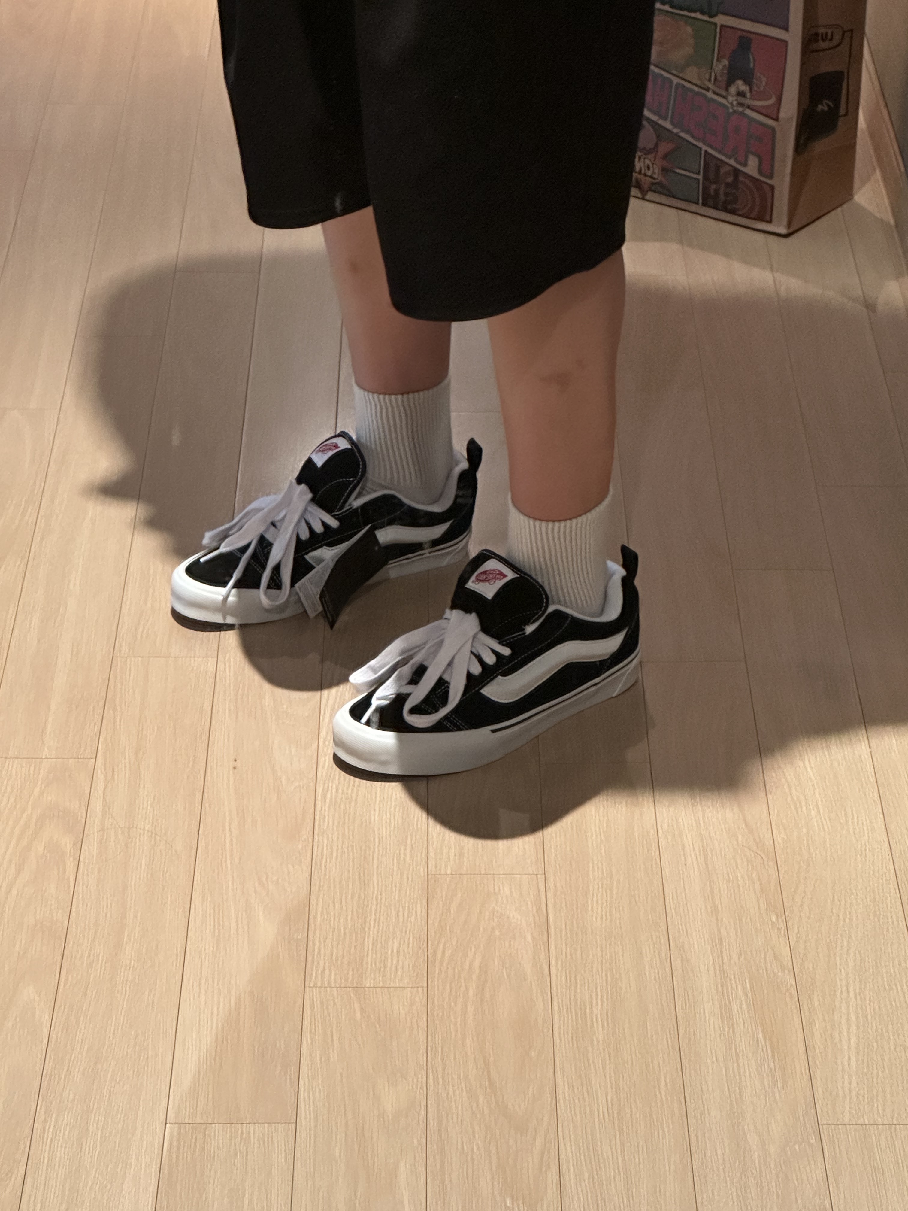 Vans Knu-Skool Black True White 착용 스타일 - 2