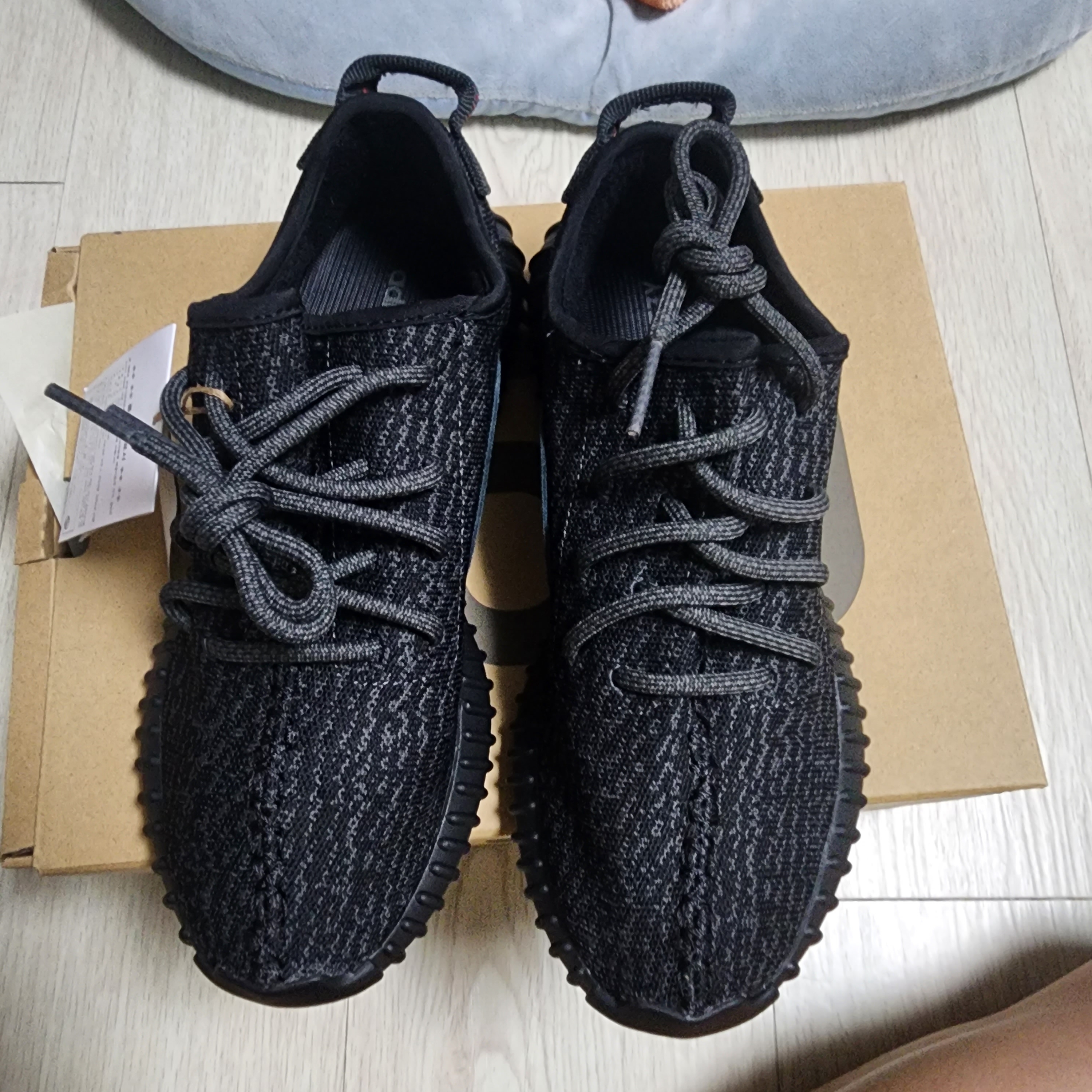Adidas Yeezy Boost 350 Pirate Black 2023 착용 스타일 - 2