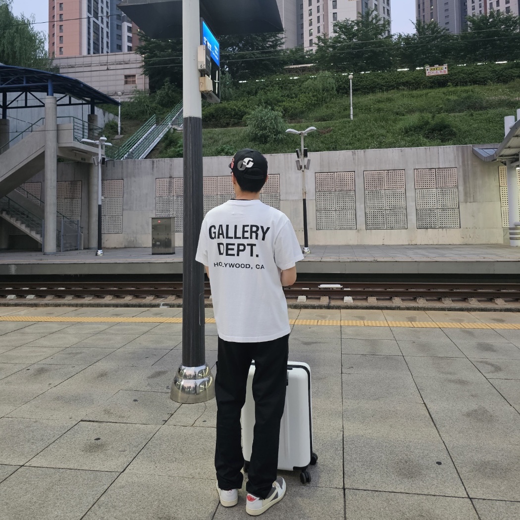 Gallery Dept. GD Trucker Cap Black, Jordan 1 x Travis Scott Retro Low OG SP Sail and Ridgerock 착용 스타일 - 3