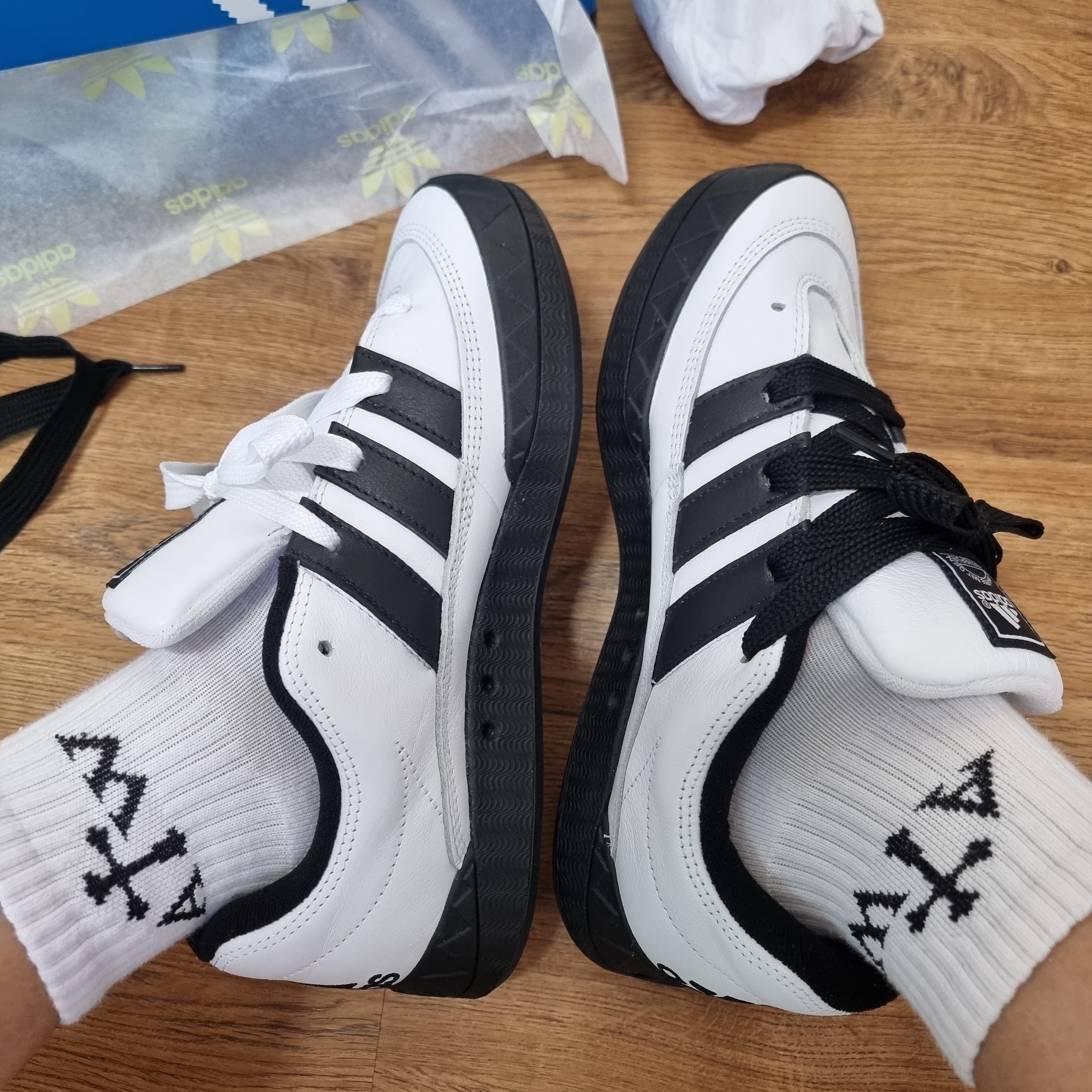 Adidas x Atmos Adimatic White Black 착용 스타일 - 3